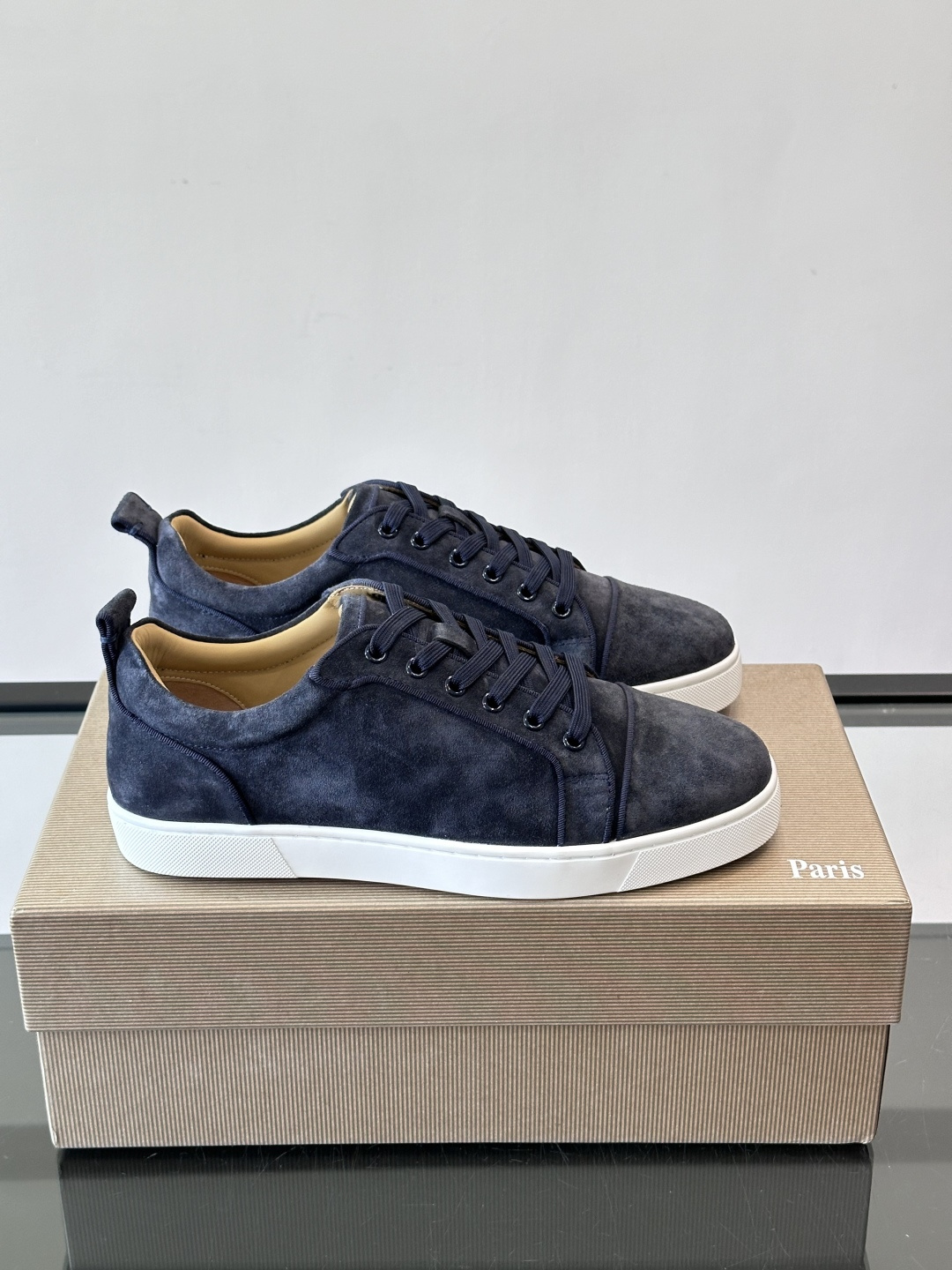 CL男士休闲板鞋，采用优质麂皮，触感柔软有质感。低帮设计＋简约鞋面，橡胶鞋底耐磨又舒适，日常穿搭超百搭！