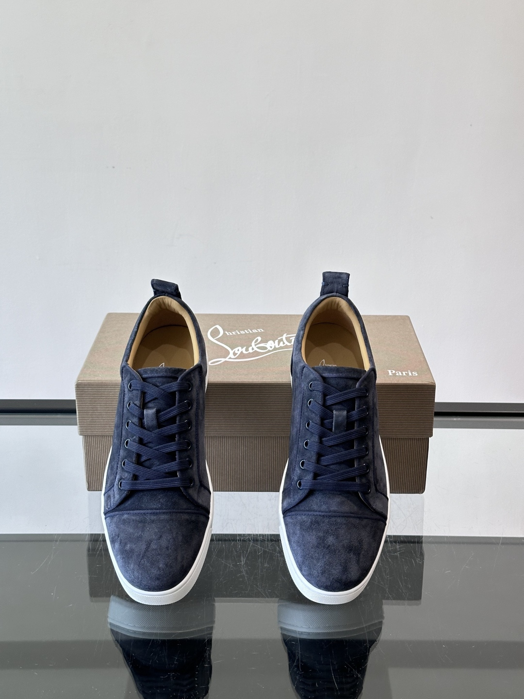 CL男士休闲板鞋，采用优质麂皮，触感柔软有质感。低帮设计＋简约鞋面，橡胶鞋底耐磨又舒适，日常穿搭超百搭！