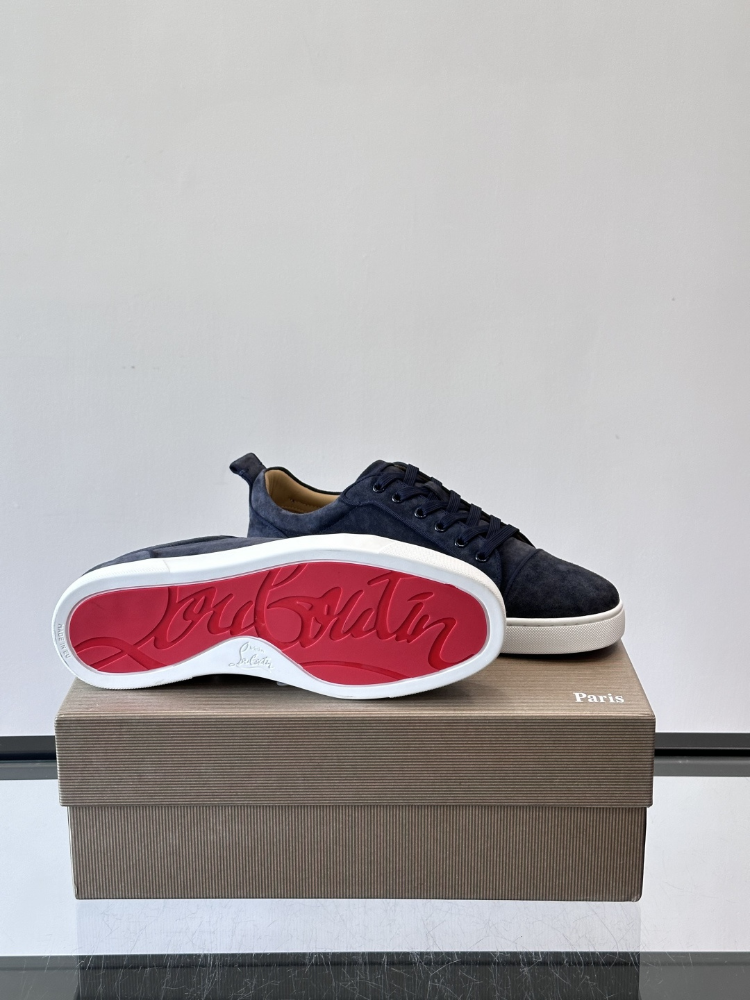 CL男士休闲板鞋，采用优质麂皮，触感柔软有质感。低帮设计＋简约鞋面，橡胶鞋底耐磨又舒适，日常穿搭超百搭！