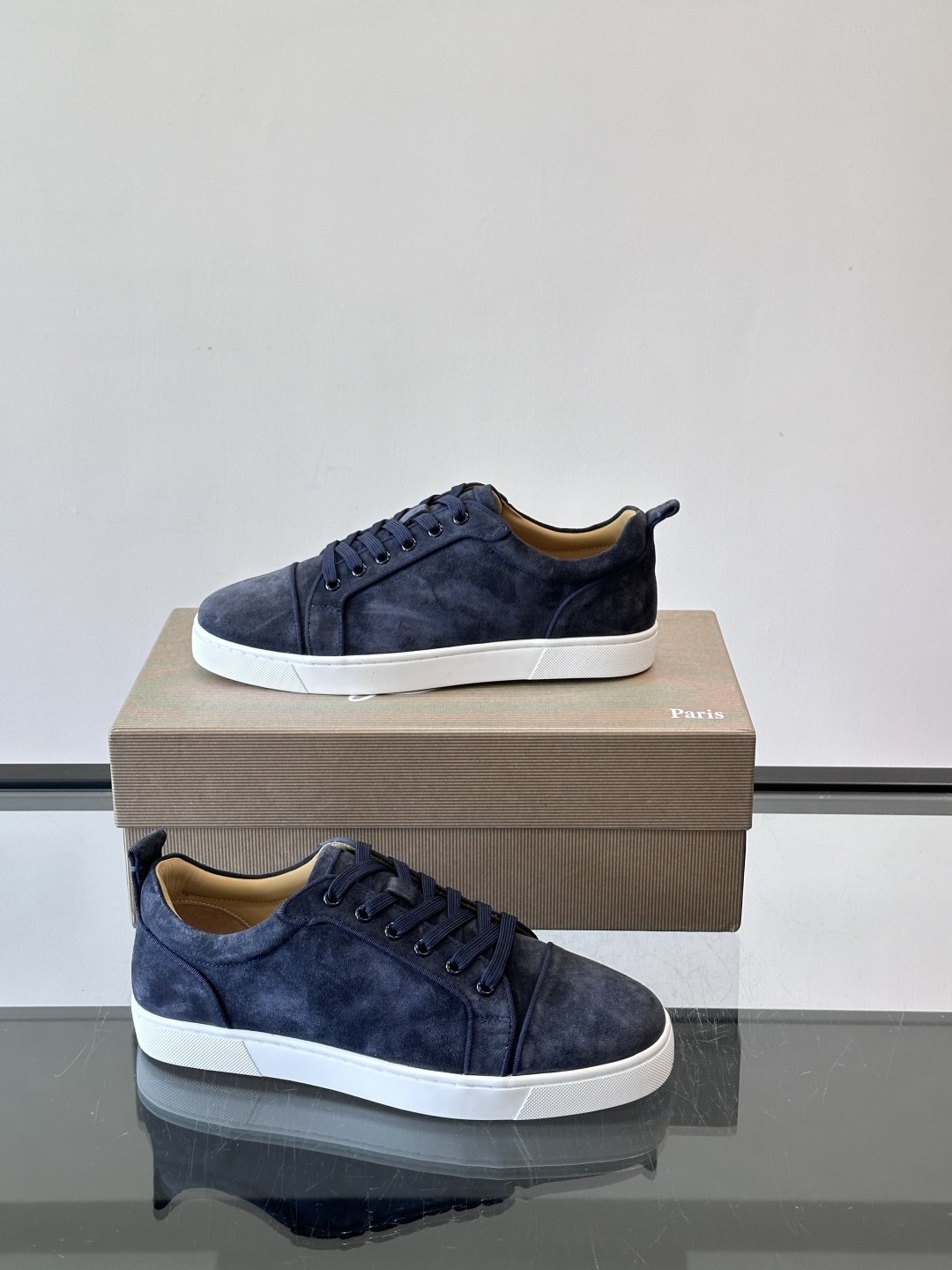 CL男士休闲板鞋，采用优质麂皮，触感柔软有质感。低帮设计＋简约鞋面，橡胶鞋底耐磨又舒适，日常穿搭超百搭！