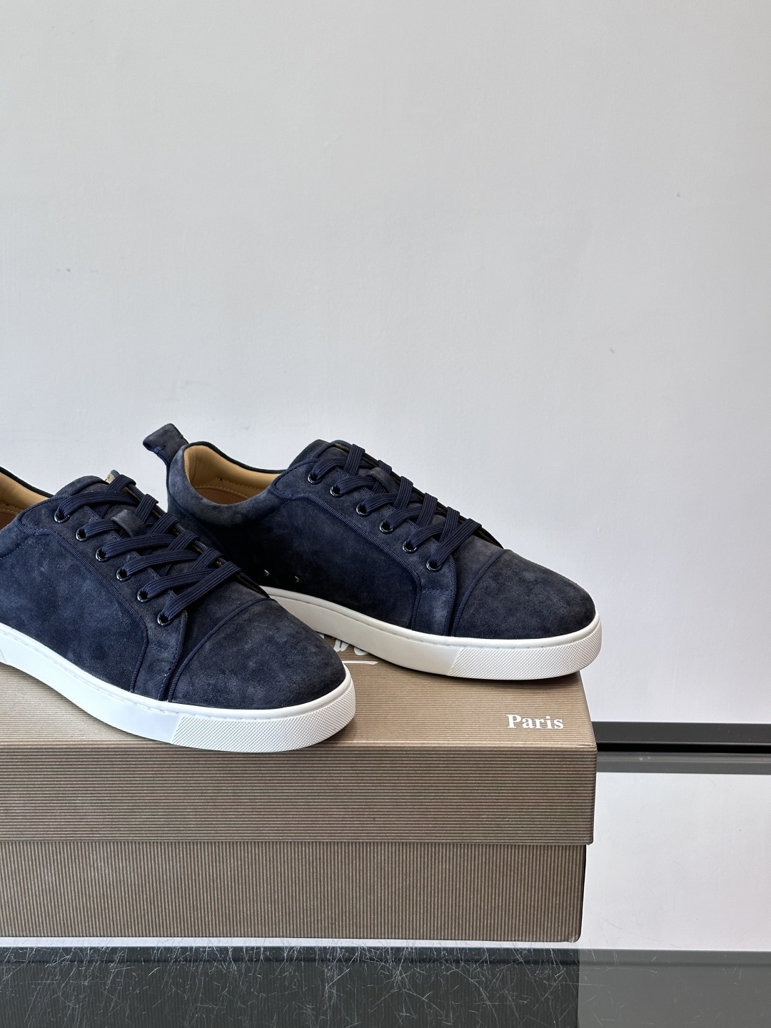 CL男士休闲板鞋，采用优质麂皮，触感柔软有质感。低帮设计＋简约鞋面，橡胶鞋底耐磨又舒适，日常穿搭超百搭！