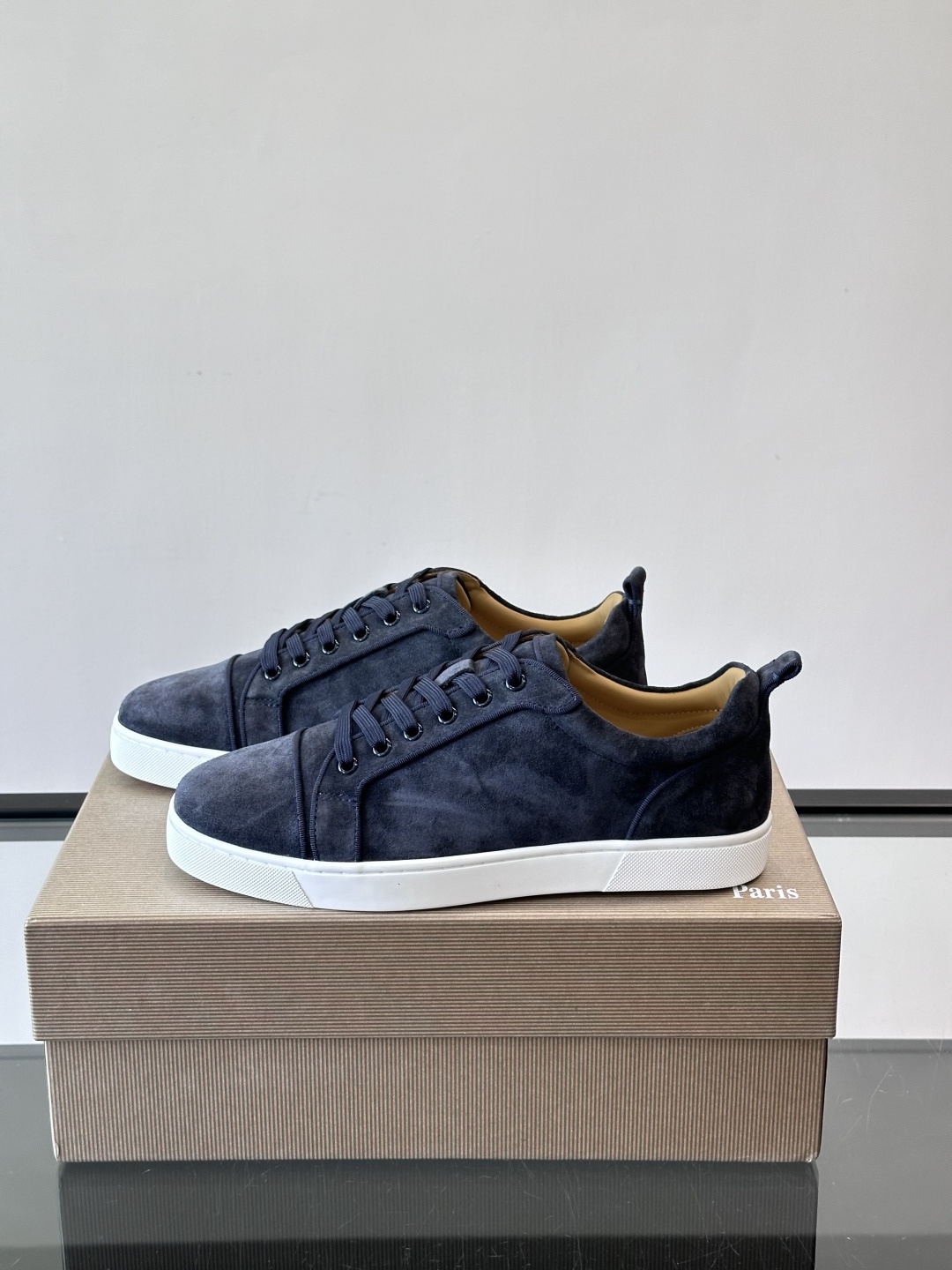 CL男士休闲板鞋，采用优质麂皮，触感柔软有质感。低帮设计＋简约鞋面，橡胶鞋底耐磨又舒适，日常穿搭超百搭！