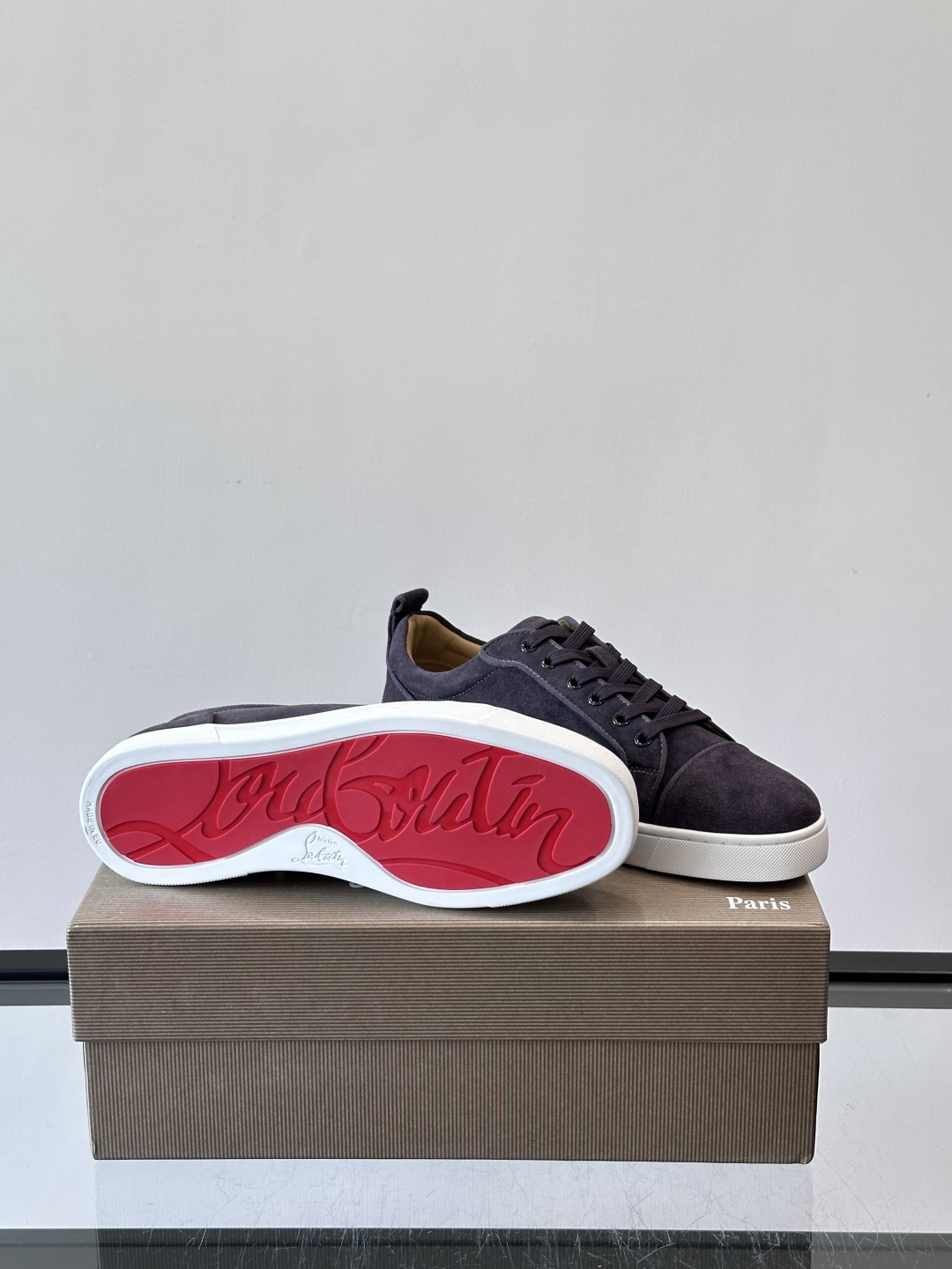 CL男士休闲板鞋，采用优质麂皮，触感柔软有质感。低帮设计＋简约鞋面，橡胶鞋底耐磨又舒适，日常穿搭超百搭！