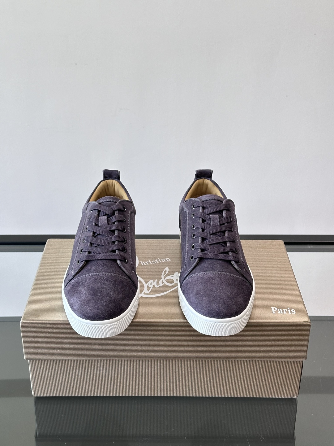 CL男士休闲板鞋，采用优质麂皮，触感柔软有质感。低帮设计＋简约鞋面，橡胶鞋底耐磨又舒适，日常穿搭超百搭！