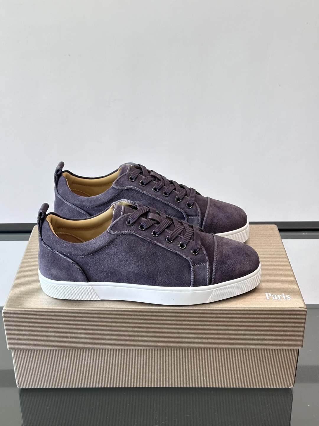 CL男士休闲板鞋，采用优质麂皮，触感柔软有质感。低帮设计＋简约鞋面，橡胶鞋底耐磨又舒适，日常穿搭超百搭！