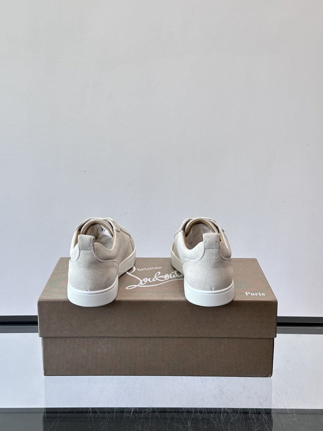 CL男士休闲板鞋，采用优质麂皮，触感柔软有质感。低帮设计＋简约鞋面，橡胶鞋底耐磨又舒适，日常穿搭超百搭！