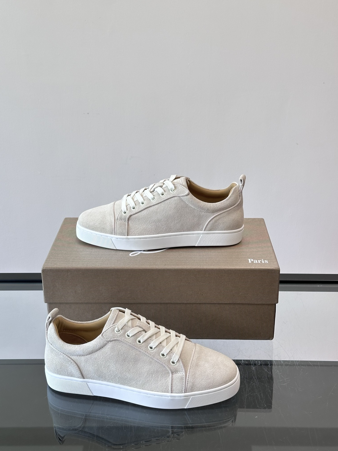 CL男士休闲板鞋，采用优质麂皮，触感柔软有质感。低帮设计＋简约鞋面，橡胶鞋底耐磨又舒适，日常穿搭超百搭！