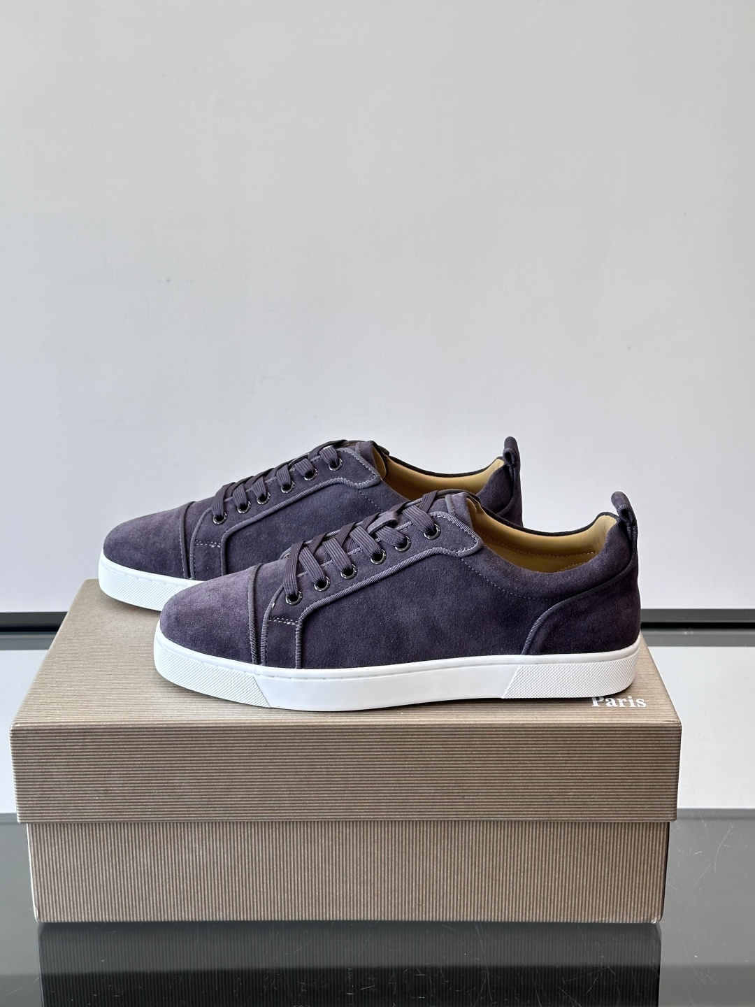 CL男士休闲板鞋，采用优质麂皮，触感柔软有质感。低帮设计＋简约鞋面，橡胶鞋底耐磨又舒适，日常穿搭超百搭！