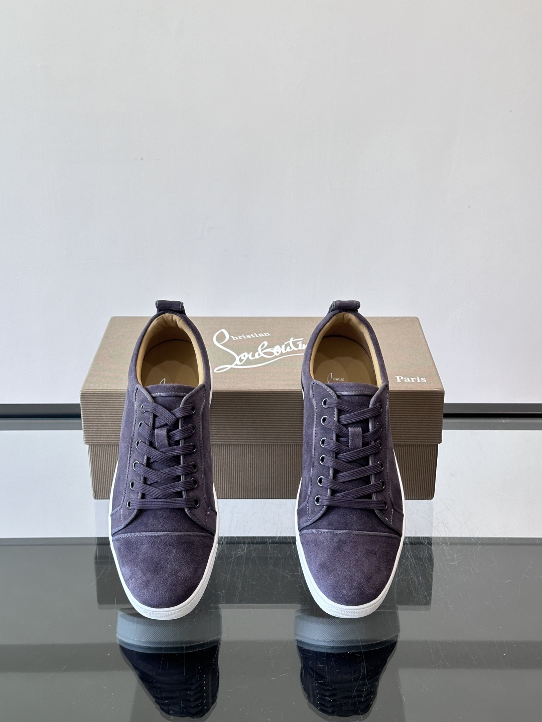 CL男士休闲板鞋，采用优质麂皮，触感柔软有质感。低帮设计＋简约鞋面，橡胶鞋底耐磨又舒适，日常穿搭超百搭！