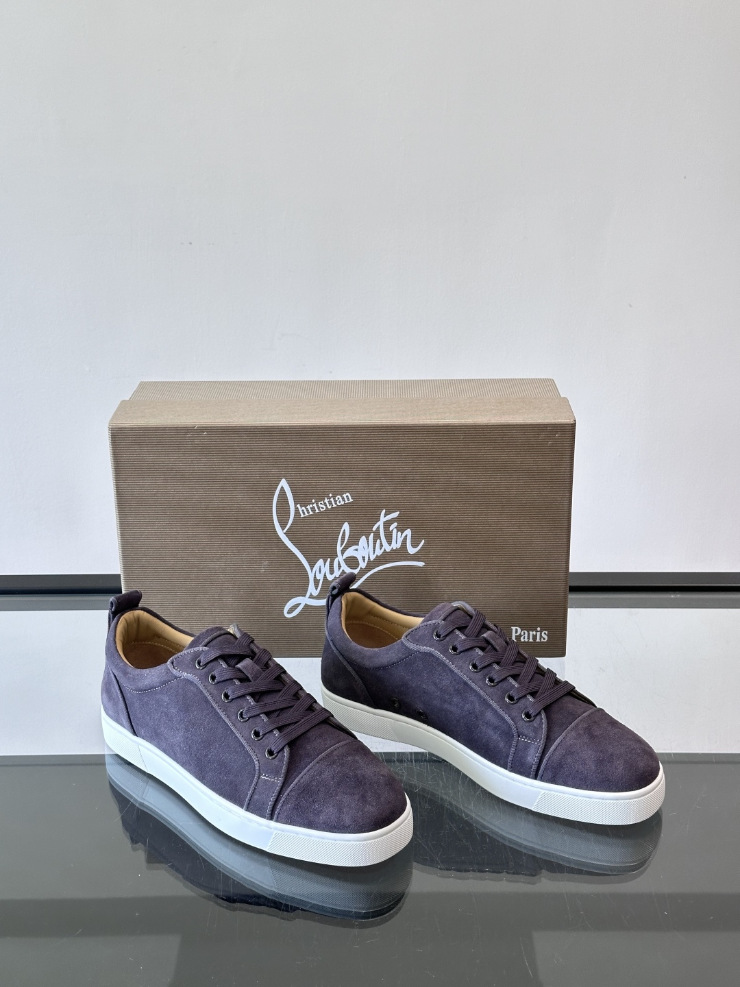 CL男士休闲板鞋，采用优质麂皮，触感柔软有质感。低帮设计＋简约鞋面，橡胶鞋底耐磨又舒适，日常穿搭超百搭！