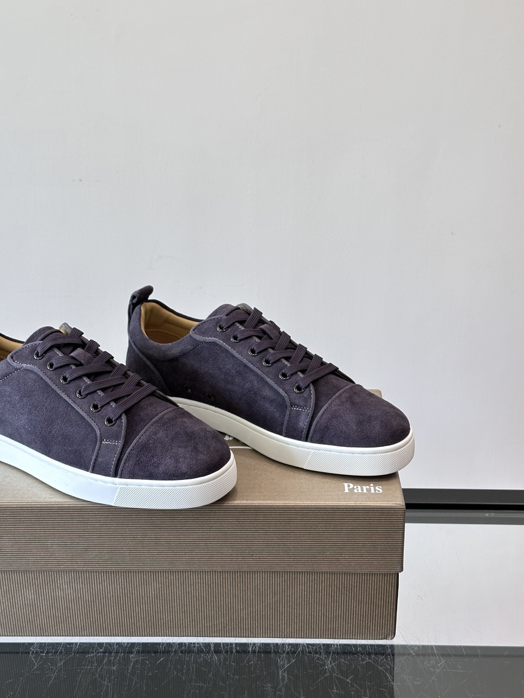 CL男士休闲板鞋，采用优质麂皮，触感柔软有质感。低帮设计＋简约鞋面，橡胶鞋底耐磨又舒适，日常穿搭超百搭！