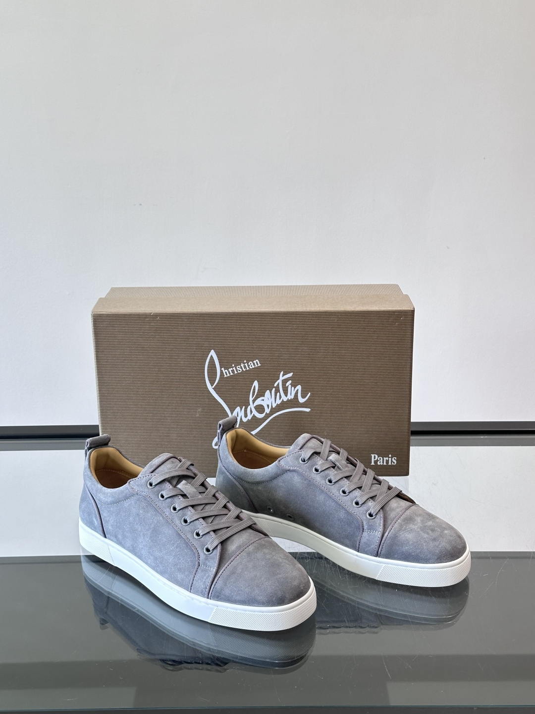 CL男士休闲板鞋，采用优质麂皮，触感柔软有质感。低帮设计＋简约鞋面，橡胶鞋底耐磨又舒适，日常穿搭超百搭！