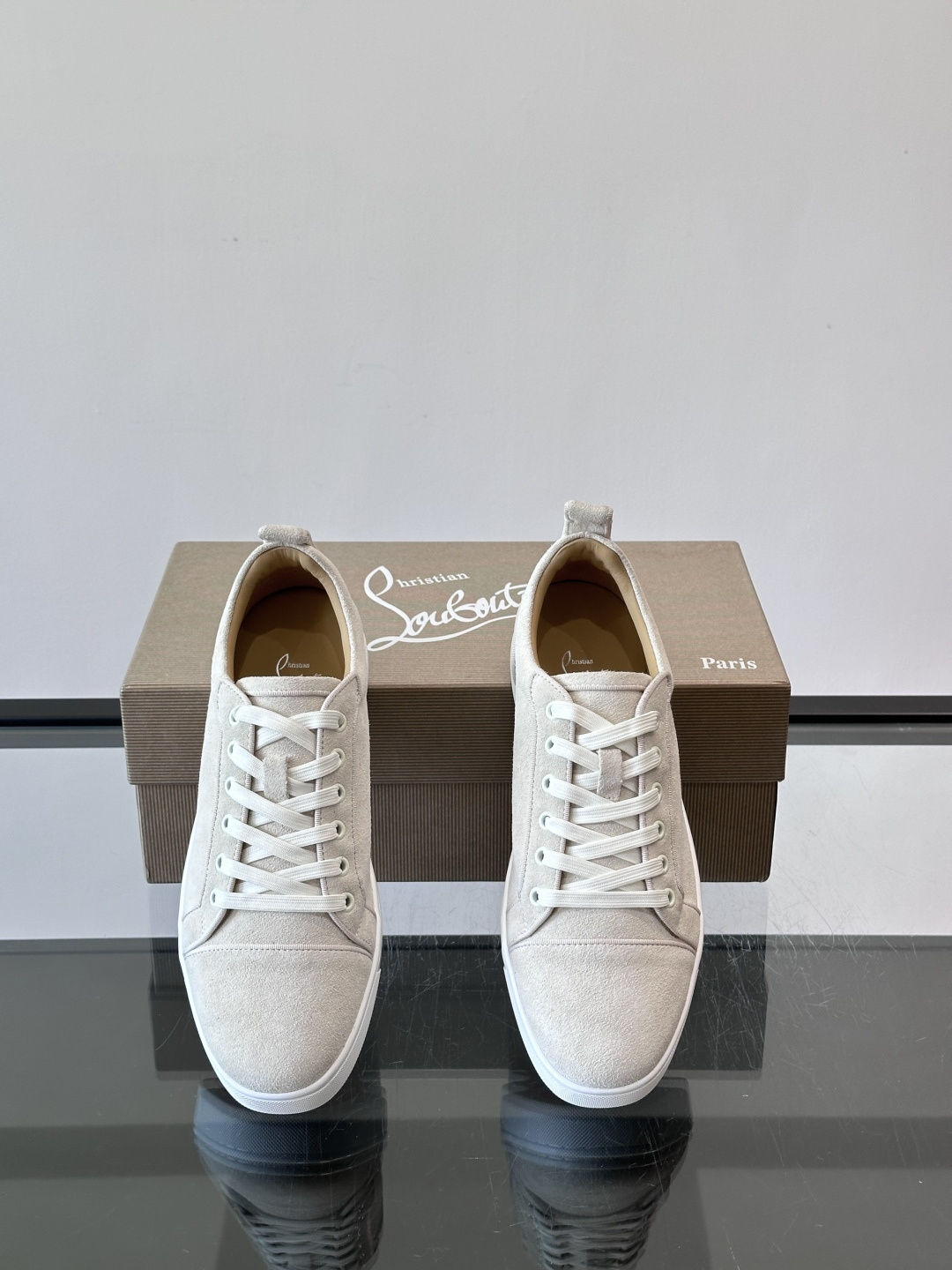 CL男士休闲板鞋，采用优质麂皮，触感柔软有质感。低帮设计＋简约鞋面，橡胶鞋底耐磨又舒适，日常穿搭超百搭！