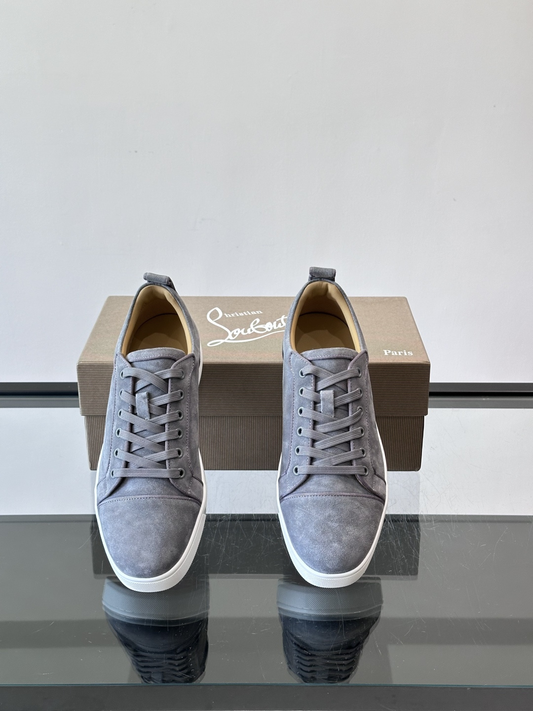 CL男士休闲板鞋，采用优质麂皮，触感柔软有质感。低帮设计＋简约鞋面，橡胶鞋底耐磨又舒适，日常穿搭超百搭！