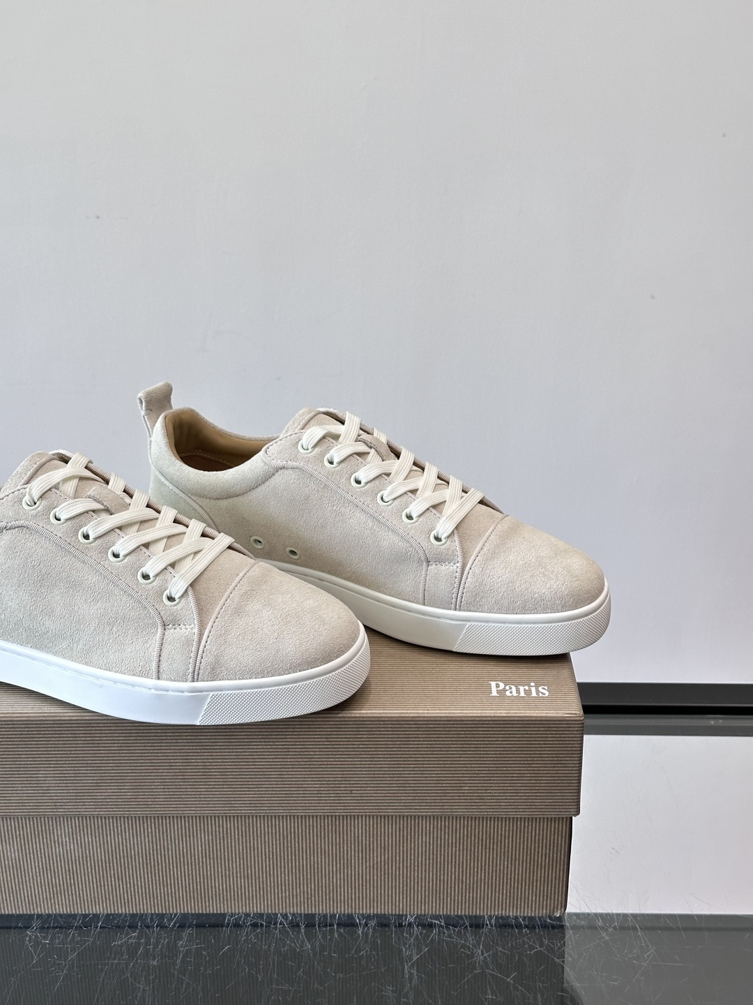 CL男士休闲板鞋，采用优质麂皮，触感柔软有质感。低帮设计＋简约鞋面，橡胶鞋底耐磨又舒适，日常穿搭超百搭！