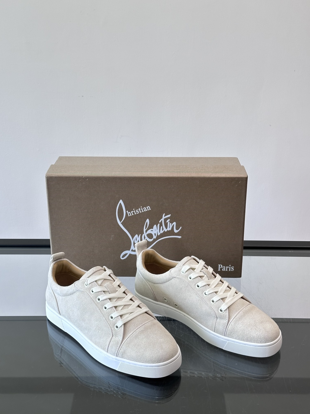 CL男士休闲板鞋，采用优质麂皮，触感柔软有质感。低帮设计＋简约鞋面，橡胶鞋底耐磨又舒适，日常穿搭超百搭！