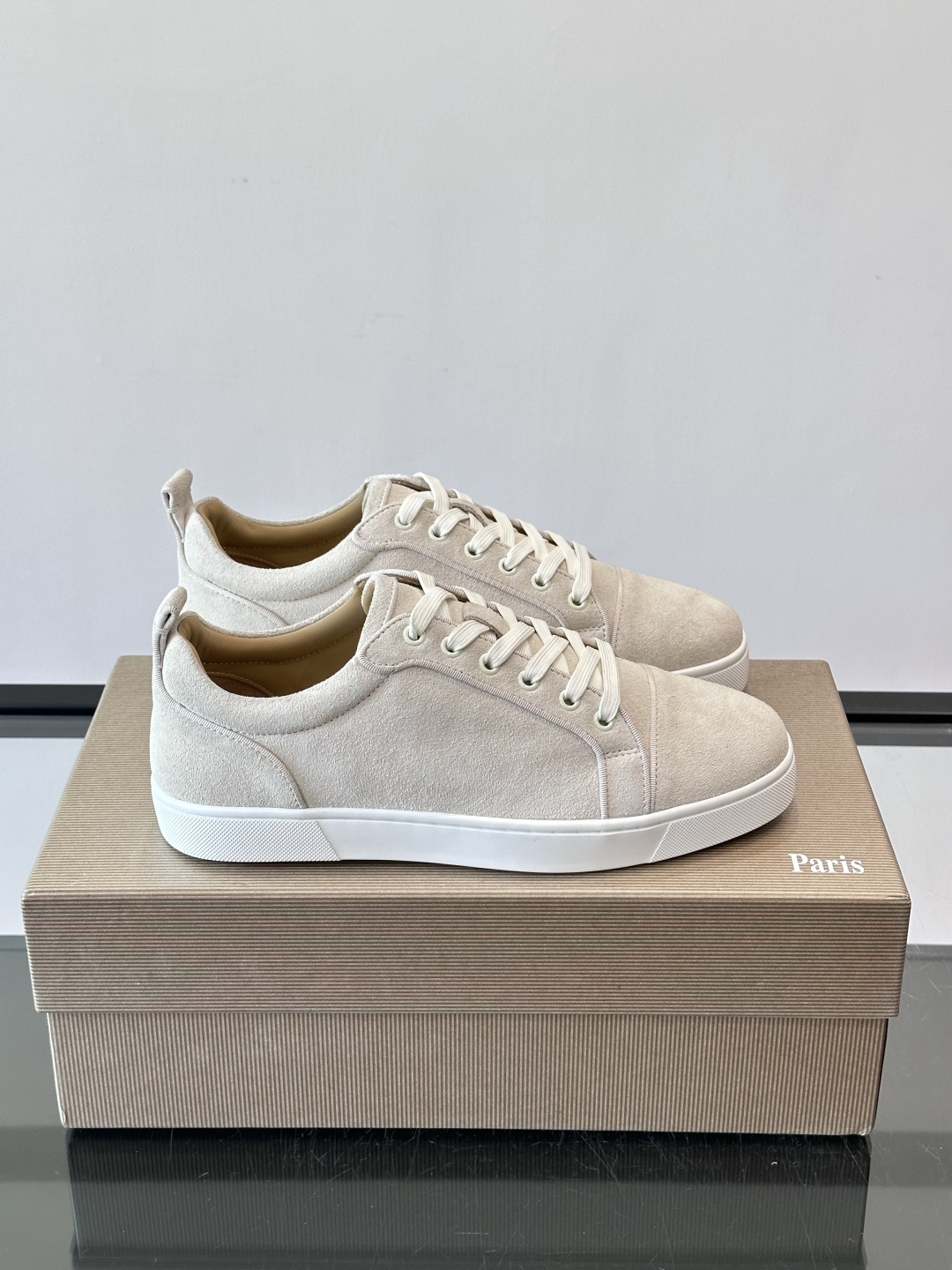 CL男士休闲板鞋，采用优质麂皮，触感柔软有质感。低帮设计＋简约鞋面，橡胶鞋底耐磨又舒适，日常穿搭超百搭！