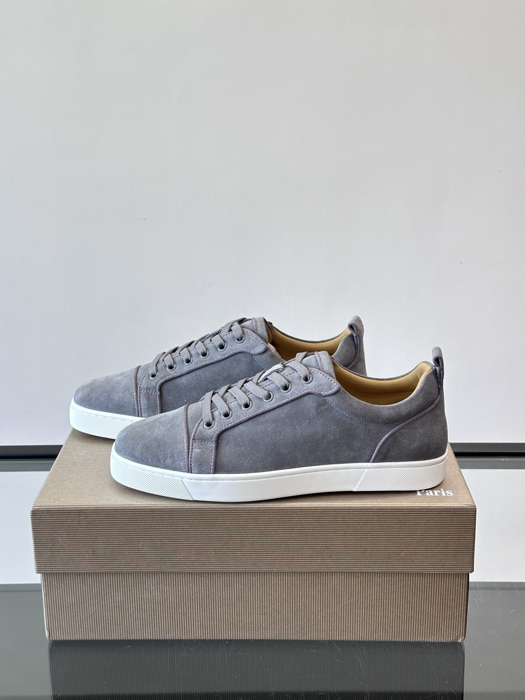 CL男士休闲板鞋，采用优质麂皮，触感柔软有质感。低帮设计＋简约鞋面，橡胶鞋底耐磨又舒适，日常穿搭超百搭！