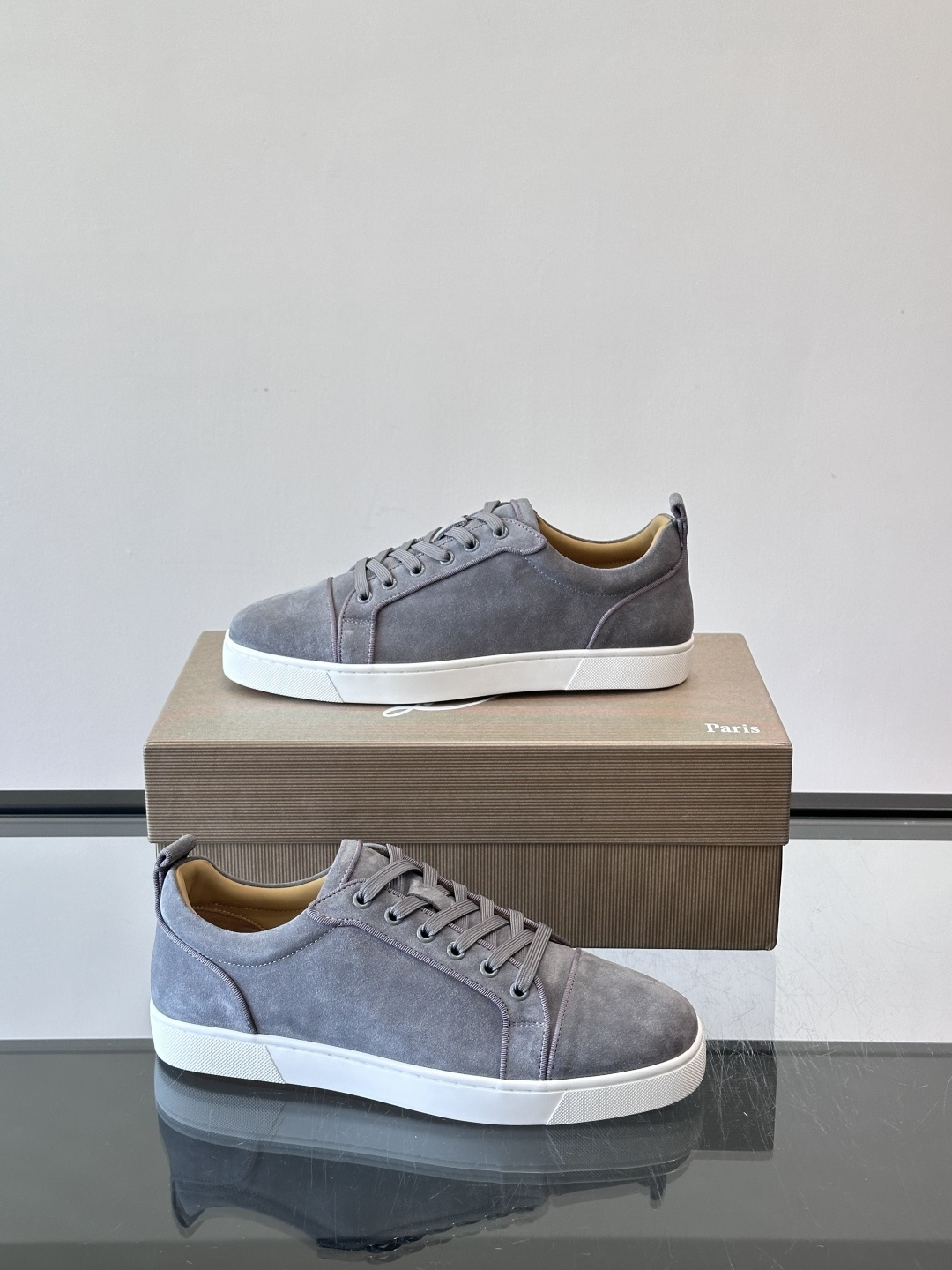 CL男士休闲板鞋，采用优质麂皮，触感柔软有质感。低帮设计＋简约鞋面，橡胶鞋底耐磨又舒适，日常穿搭超百搭！