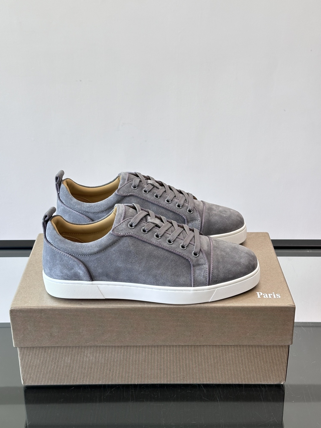 CL男士休闲板鞋，采用优质麂皮，触感柔软有质感。低帮设计＋简约鞋面，橡胶鞋底耐磨又舒适，日常穿搭超百搭！