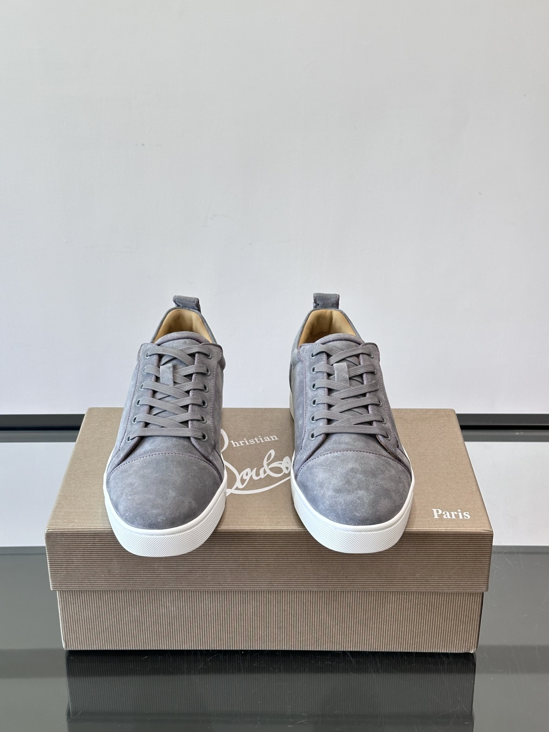 CL男士休闲板鞋，采用优质麂皮，触感柔软有质感。低帮设计＋简约鞋面，橡胶鞋底耐磨又舒适，日常穿搭超百搭！