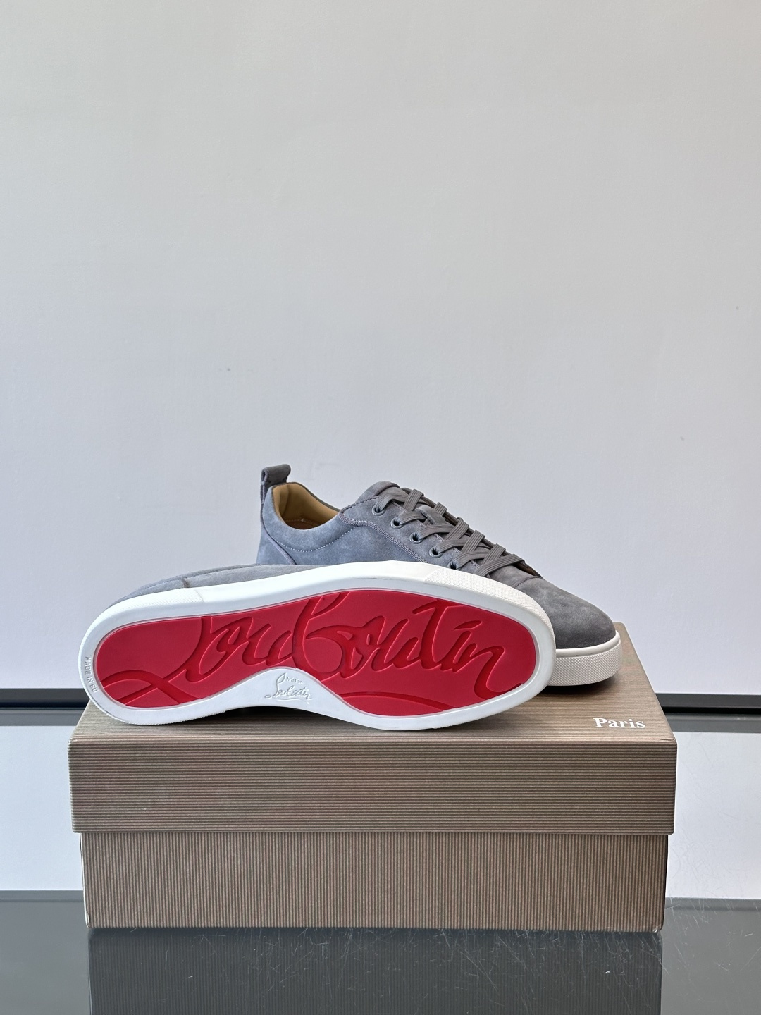 CL男士休闲板鞋，采用优质麂皮，触感柔软有质感。低帮设计＋简约鞋面，橡胶鞋底耐磨又舒适，日常穿搭超百搭！