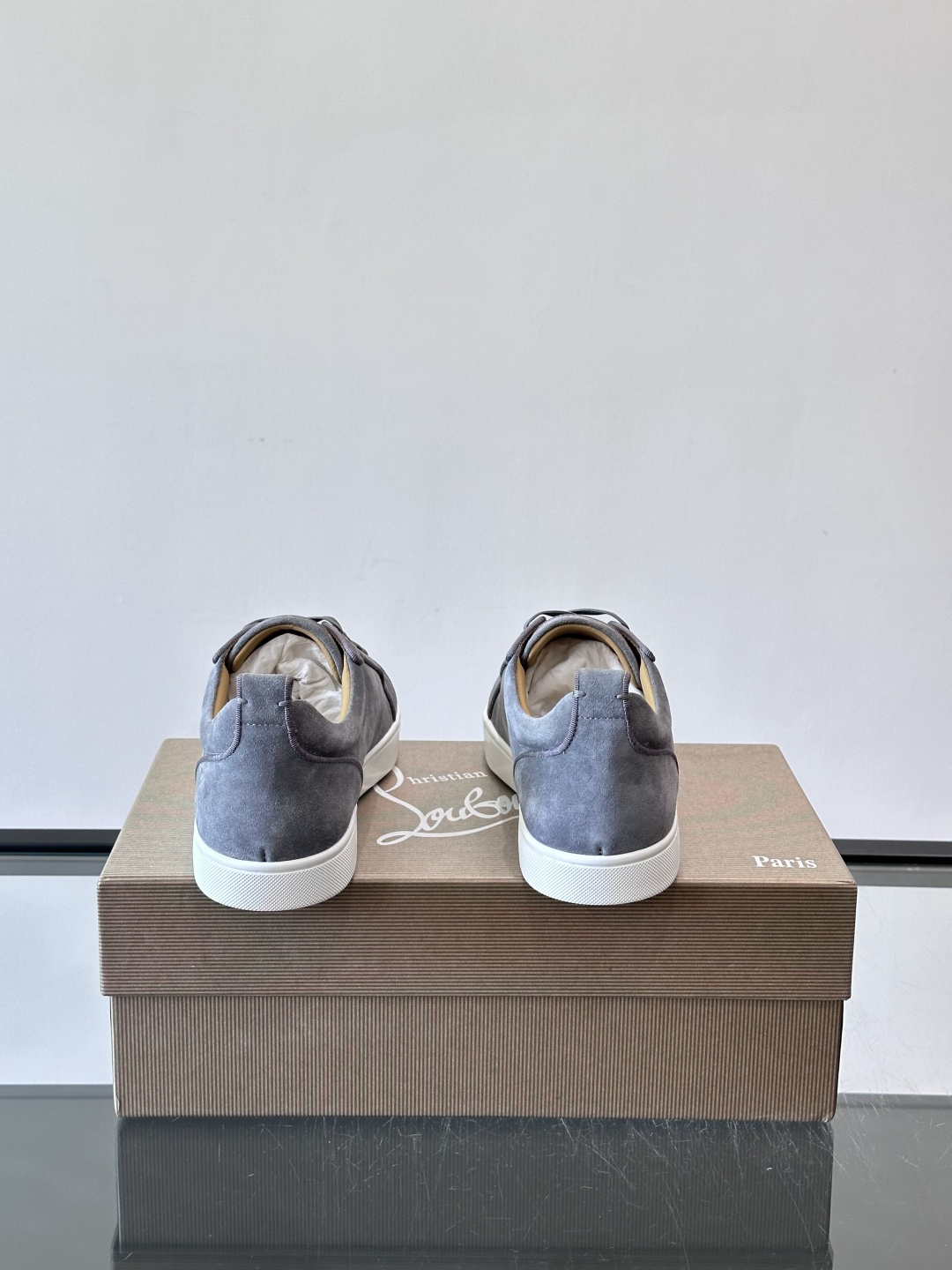 CL男士休闲板鞋，采用优质麂皮，触感柔软有质感。低帮设计＋简约鞋面，橡胶鞋底耐磨又舒适，日常穿搭超百搭！