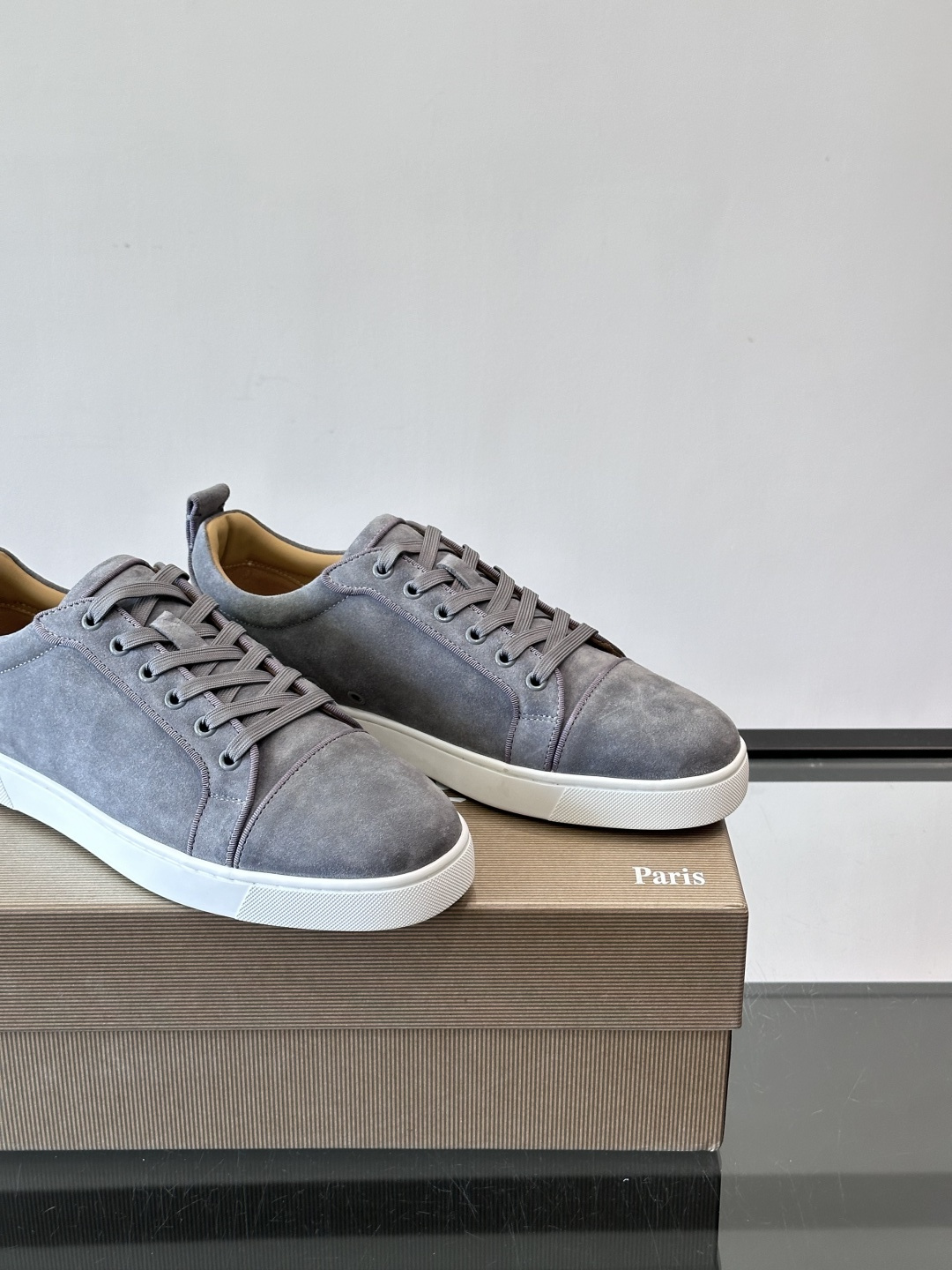 CL男士休闲板鞋，采用优质麂皮，触感柔软有质感。低帮设计＋简约鞋面，橡胶鞋底耐磨又舒适，日常穿搭超百搭！