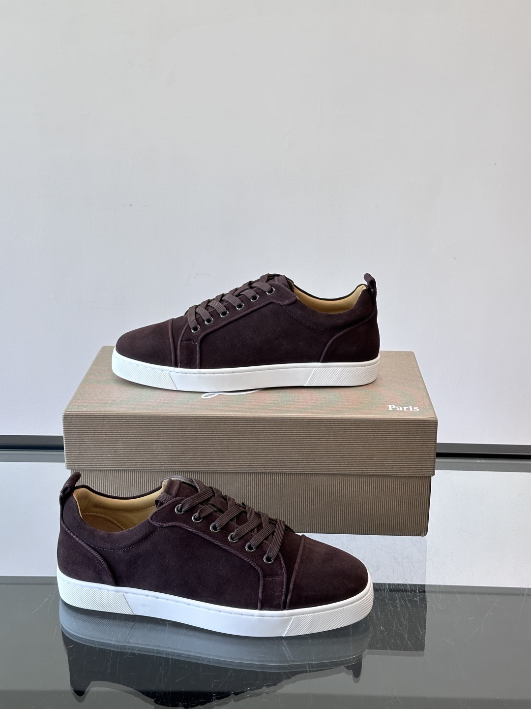 CL男士休闲板鞋，采用优质麂皮，触感柔软有质感。低帮设计＋简约鞋面，橡胶鞋底耐磨又舒适，日常穿搭超百搭！