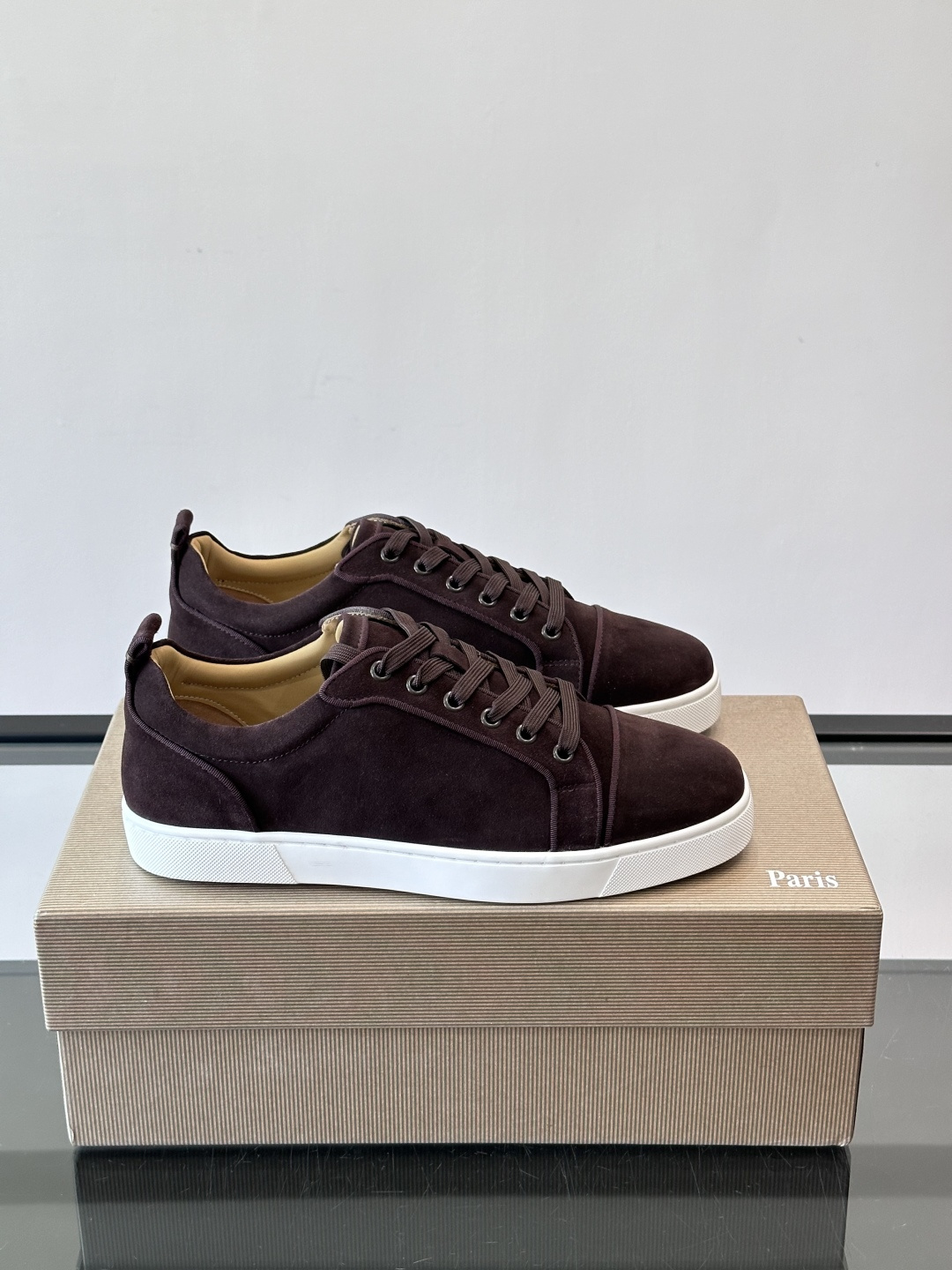 CL男士休闲板鞋，采用优质麂皮，触感柔软有质感。低帮设计＋简约鞋面，橡胶鞋底耐磨又舒适，日常穿搭超百搭！