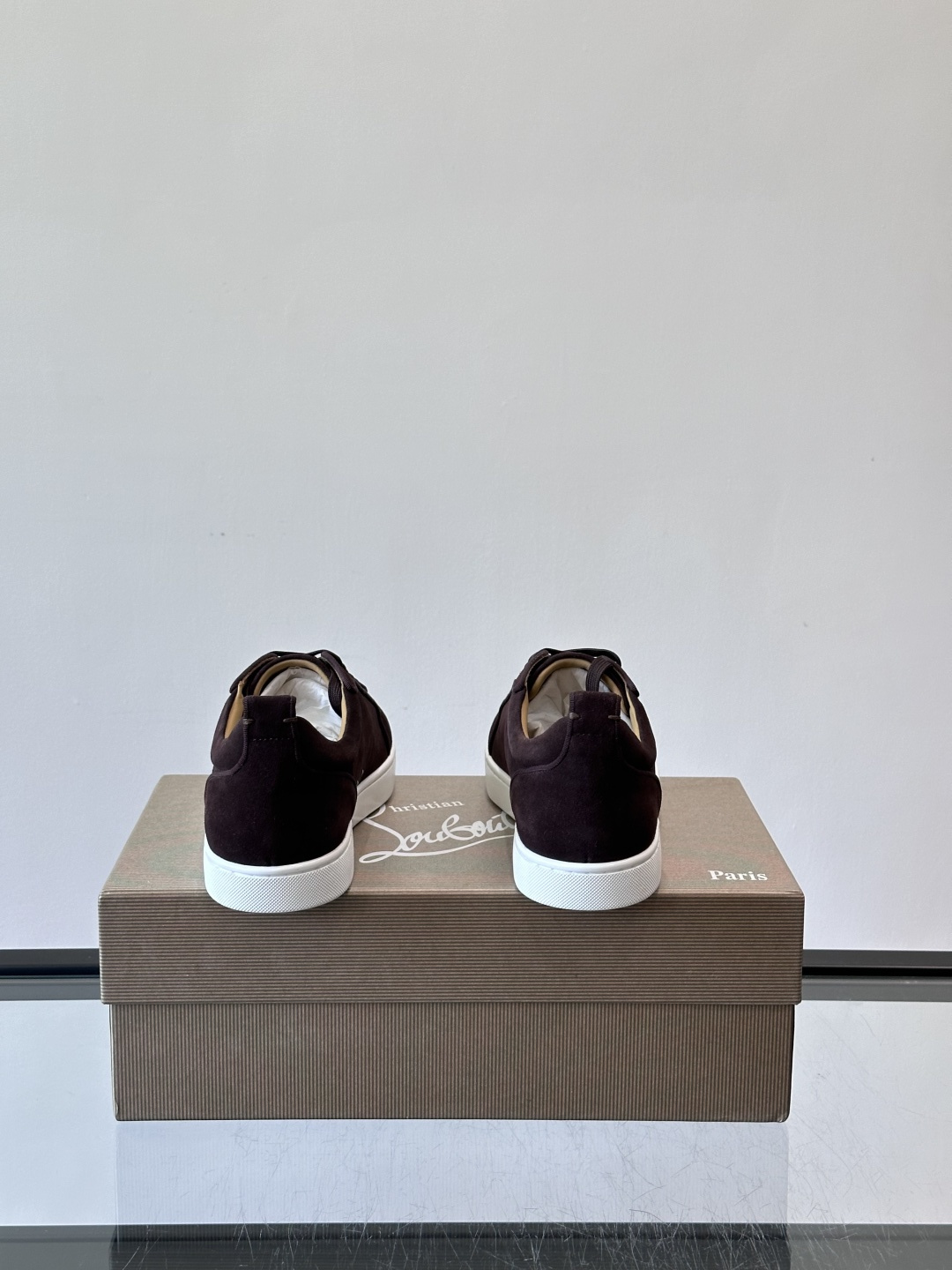 CL男士休闲板鞋，采用优质麂皮，触感柔软有质感。低帮设计＋简约鞋面，橡胶鞋底耐磨又舒适，日常穿搭超百搭！