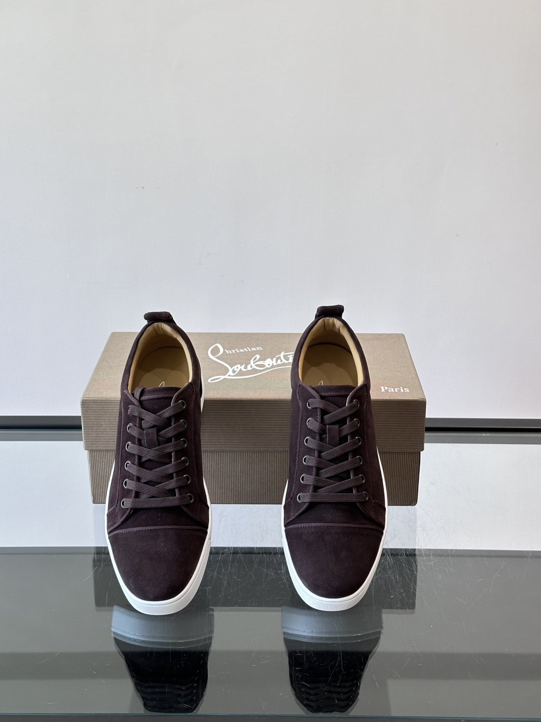 CL男士休闲板鞋，采用优质麂皮，触感柔软有质感。低帮设计＋简约鞋面，橡胶鞋底耐磨又舒适，日常穿搭超百搭！