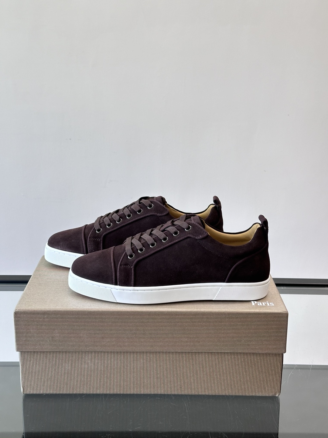 CL男士休闲板鞋，采用优质麂皮，触感柔软有质感。低帮设计＋简约鞋面，橡胶鞋底耐磨又舒适，日常穿搭超百搭！