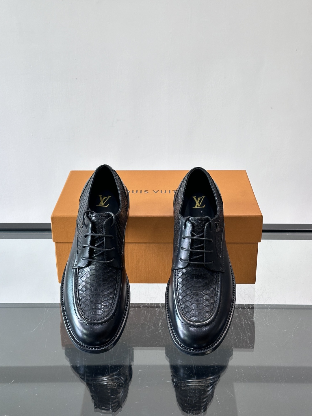◾️▫️L.v~高端男士正装休闲皮鞋，经典款，高端大气，进口牛皮打造，小牛皮透气内里，真皮大底，顶级品质