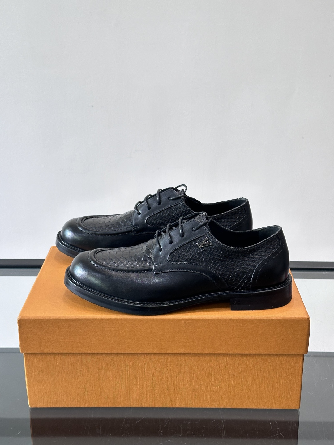 ◾️▫️L.v~高端男士正装休闲皮鞋，经典款，高端大气，进口牛皮打造，小牛皮透气内里，真皮大底，顶级品质