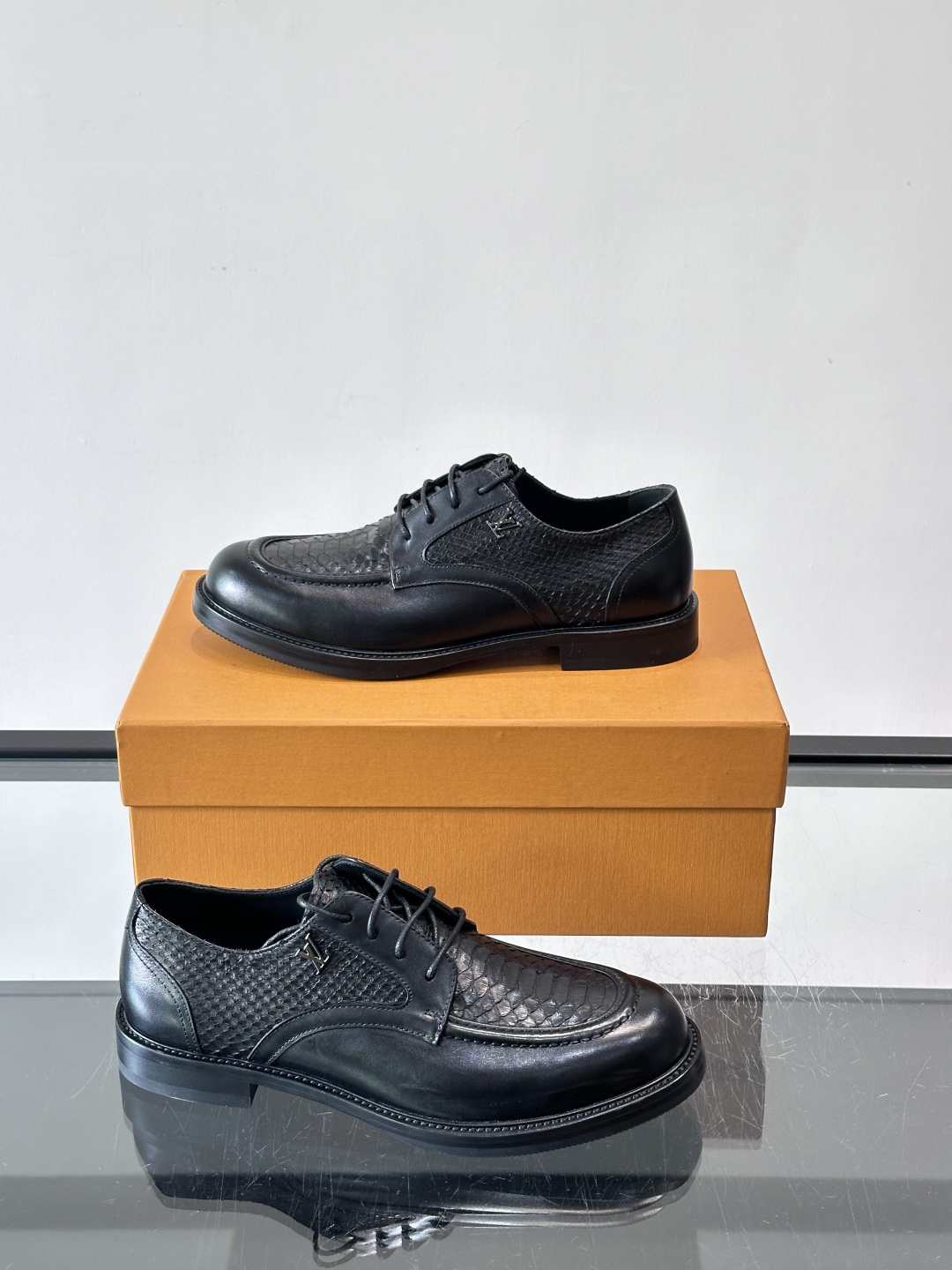 ◾️▫️L.v~高端男士正装休闲皮鞋，经典款，高端大气，进口牛皮打造，小牛皮透气内里，真皮大底，顶级品质