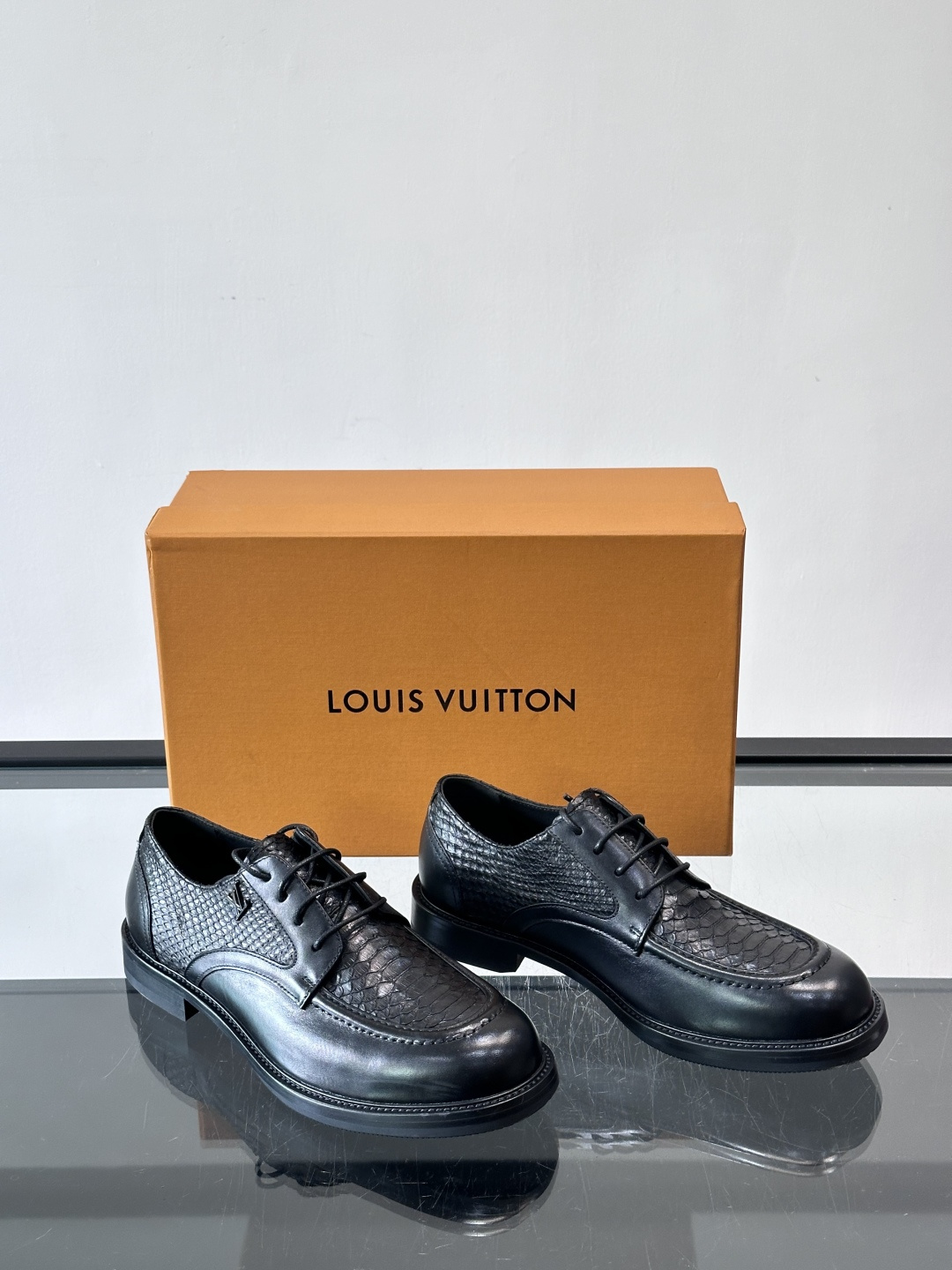 ◾️▫️L.v~高端男士正装休闲皮鞋，经典款，高端大气，进口牛皮打造，小牛皮透气内里，真皮大底，顶级品质