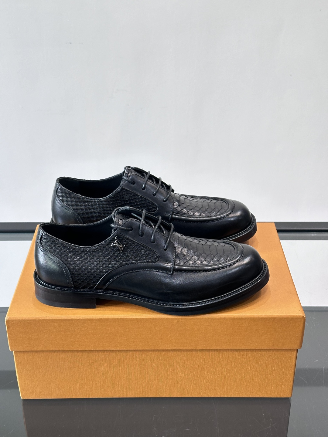 ◾️▫️L.v~高端男士正装休闲皮鞋，经典款，高端大气，进口牛皮打造，小牛皮透气内里，真皮大底，顶级品质