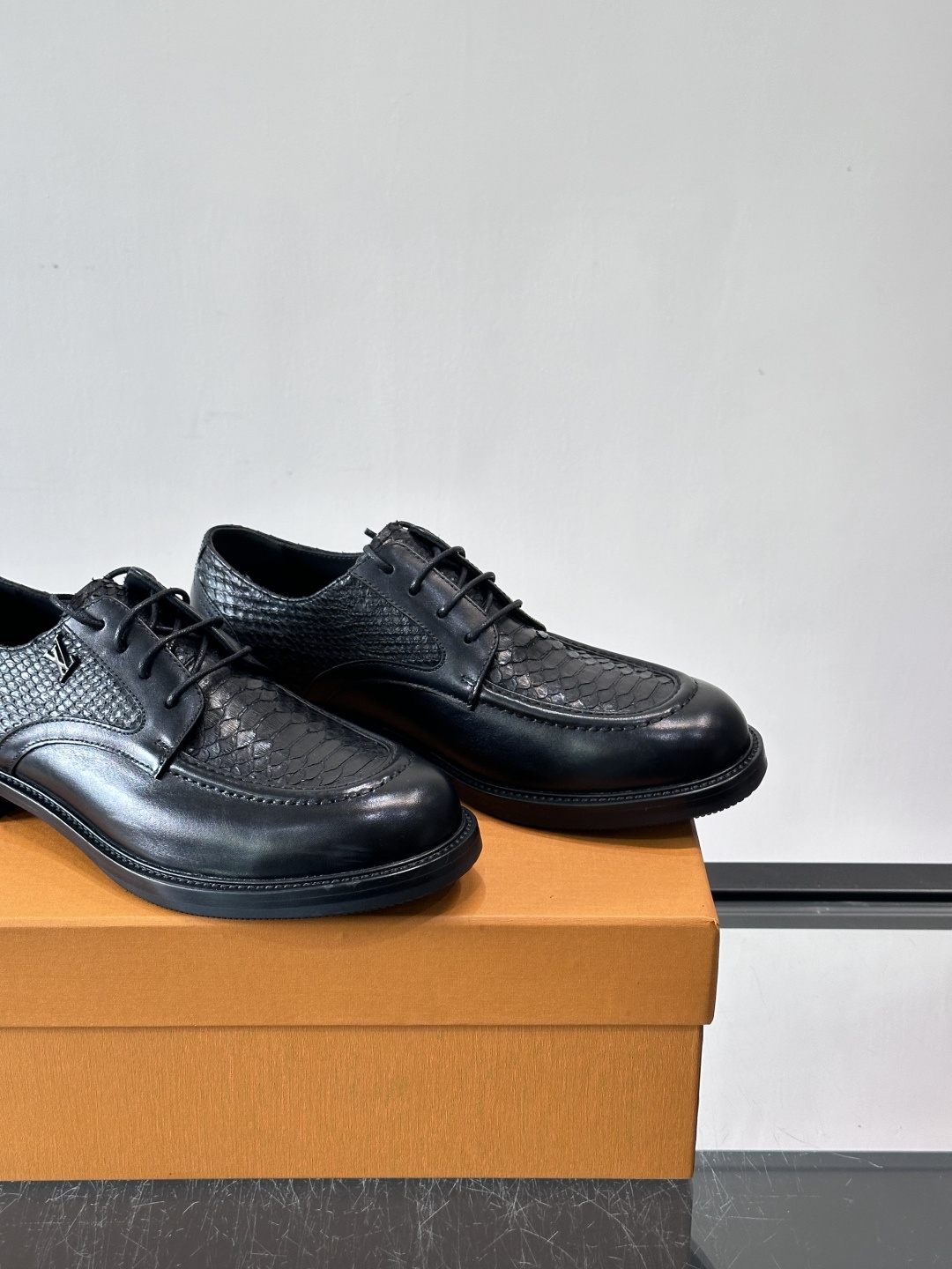 ◾️▫️L.v~高端男士正装休闲皮鞋，经典款，高端大气，进口牛皮打造，小牛皮透气内里，真皮大底，顶级品质