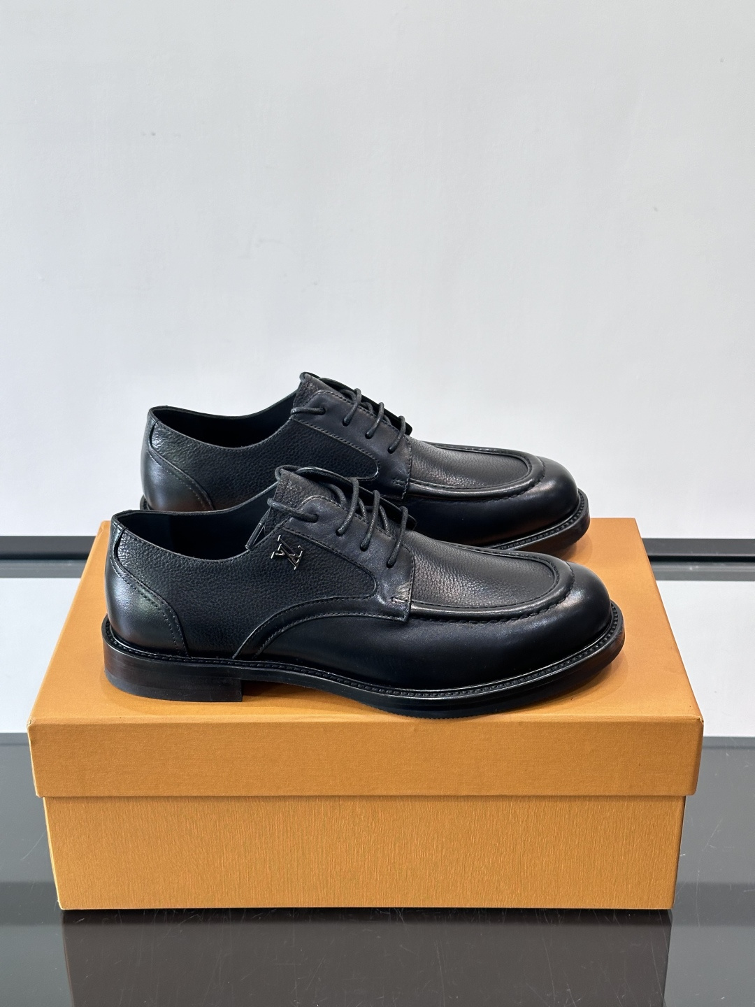 ◾️▫️L.v~高端男士正装休闲皮鞋，经典款，高端大气，进口牛皮打造，小牛皮透气内里，真皮大底，顶级品质