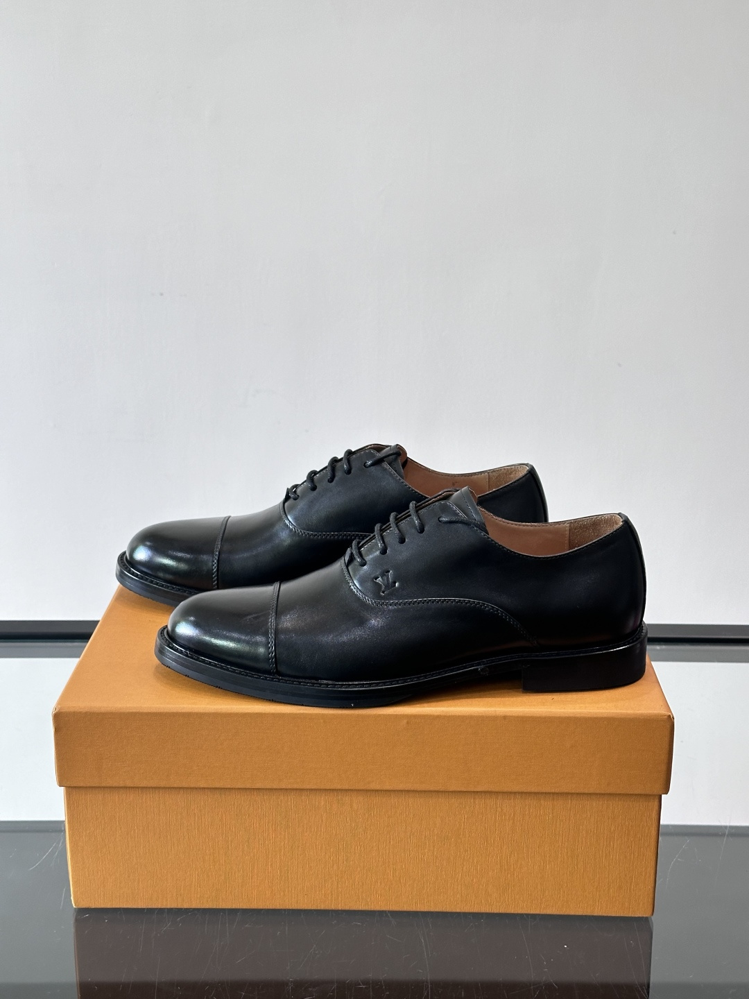 ◾️▫️L.v~高端男士正装休闲皮鞋，经典款，高端大气，进口牛皮打造，小牛皮透气内里，真皮大底，顶级品质
