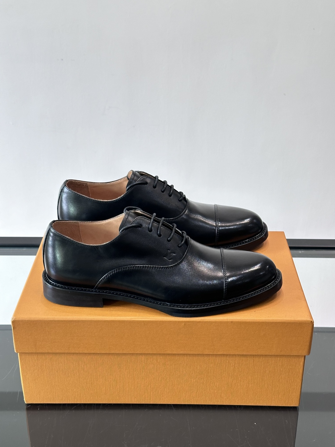 ◾️▫️L.v~高端男士正装休闲皮鞋，经典款，高端大气，进口牛皮打造，小牛皮透气内里，真皮大底，顶级品质