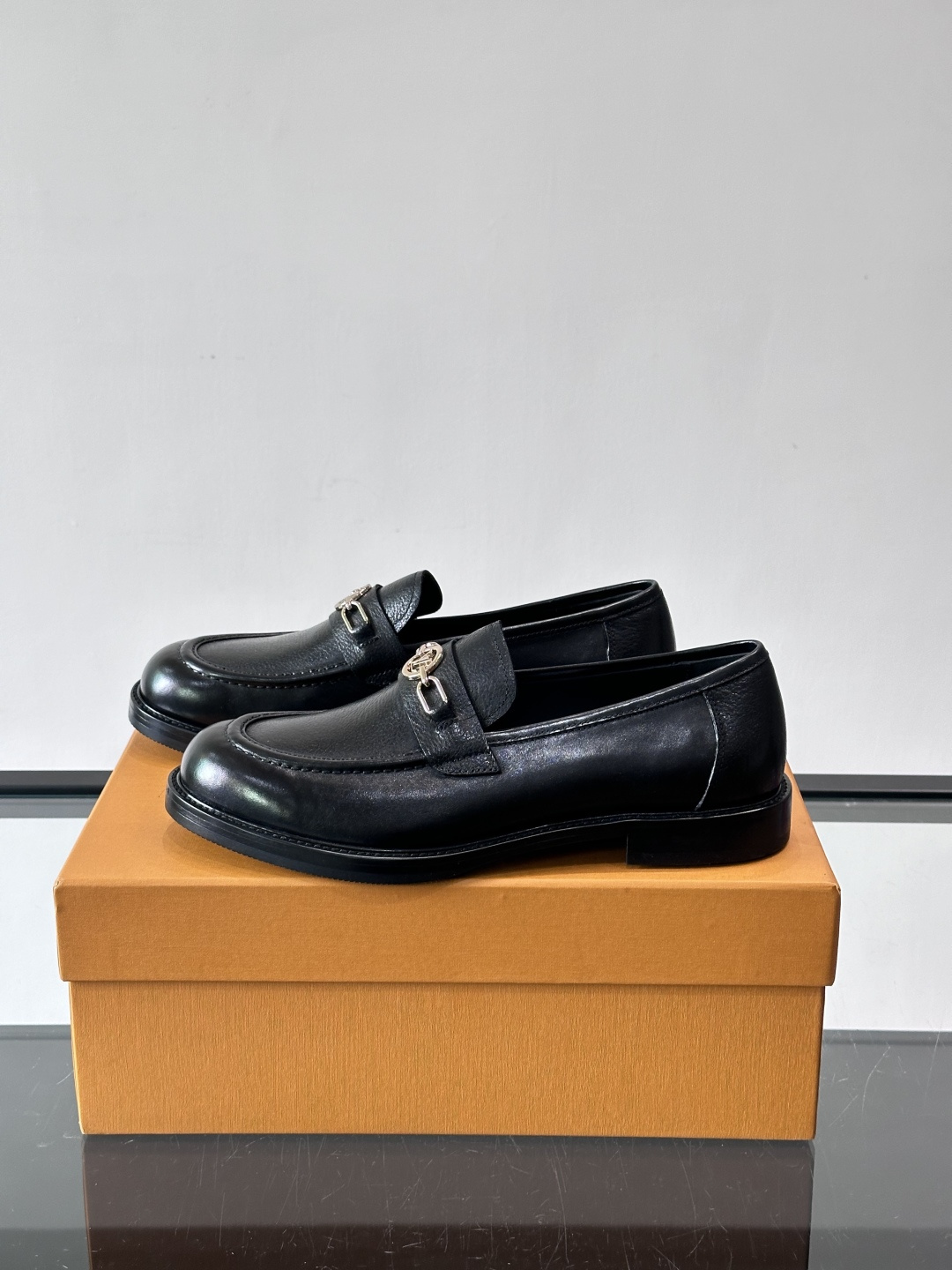 ◾️▫️L.v~高端男士正装休闲皮鞋，经典款，高端大气，进口牛皮打造，小牛皮透气内里，真皮大底，顶级品质