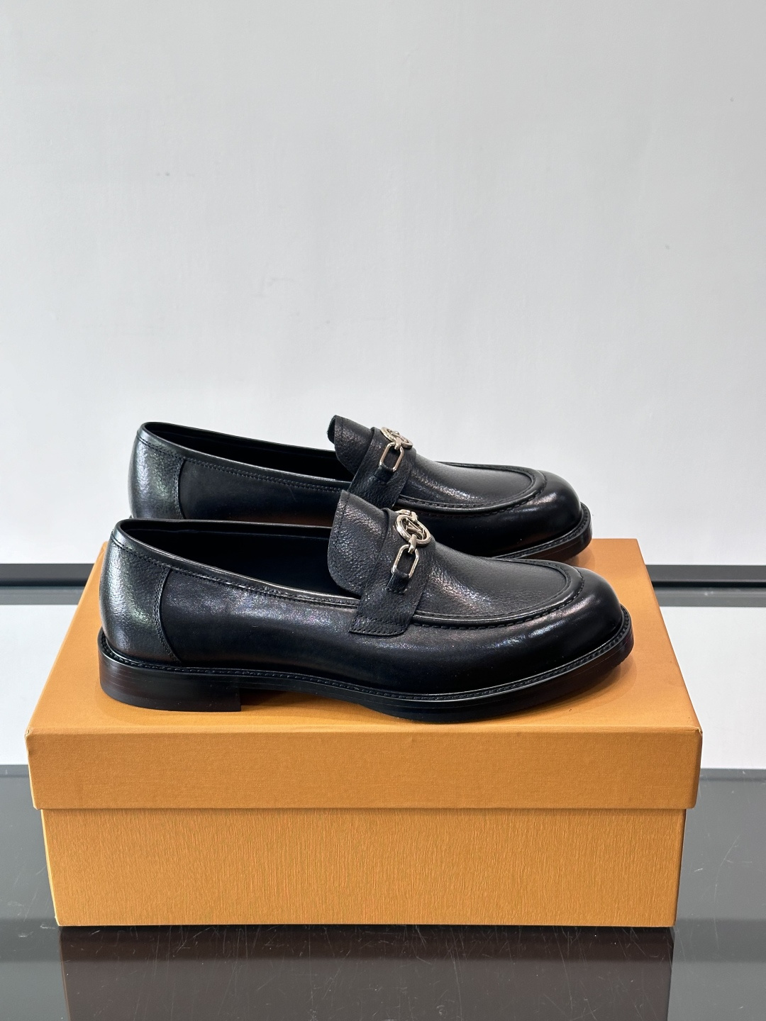 ◾️▫️L.v~高端男士正装休闲皮鞋，经典款，高端大气，进口牛皮打造，小牛皮透气内里，真皮大底，顶级品质