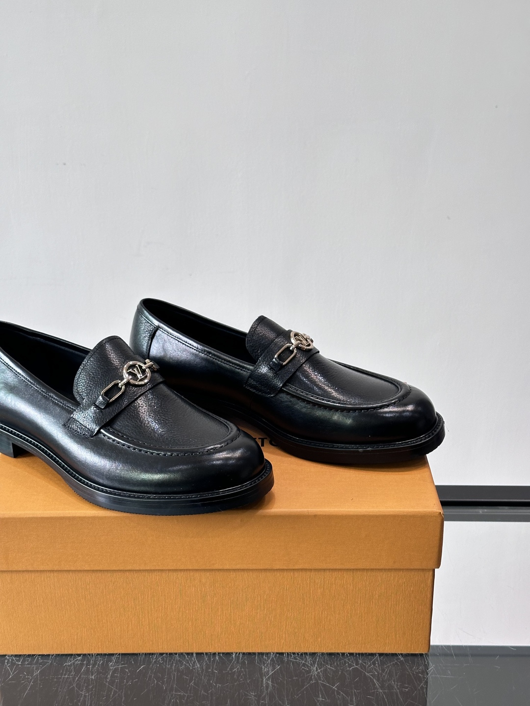 ◾️▫️L.v~高端男士正装休闲皮鞋，经典款，高端大气，进口牛皮打造，小牛皮透气内里，真皮大底，顶级品质