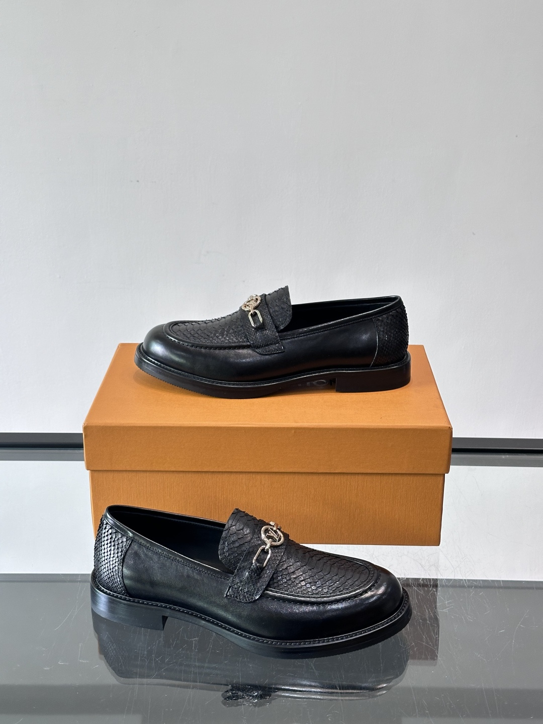 ◾️▫️L.v~高端男士正装休闲皮鞋，经典款，高端大气，进口牛皮打造，小牛皮透气内里，真皮大底，顶级品质