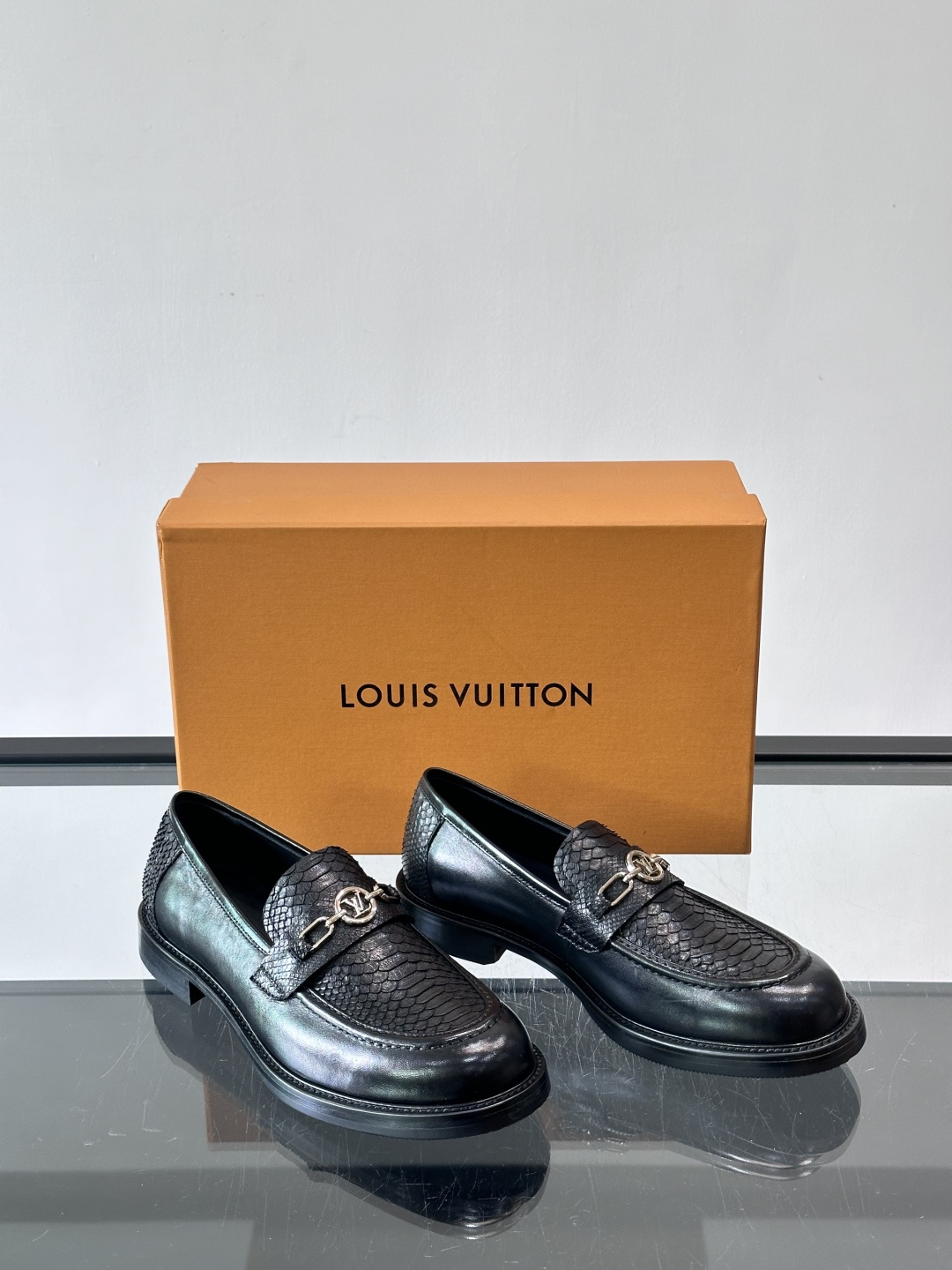 ◾️▫️L.v~高端男士正装休闲皮鞋，经典款，高端大气，进口牛皮打造，小牛皮透气内里，真皮大底，顶级品质