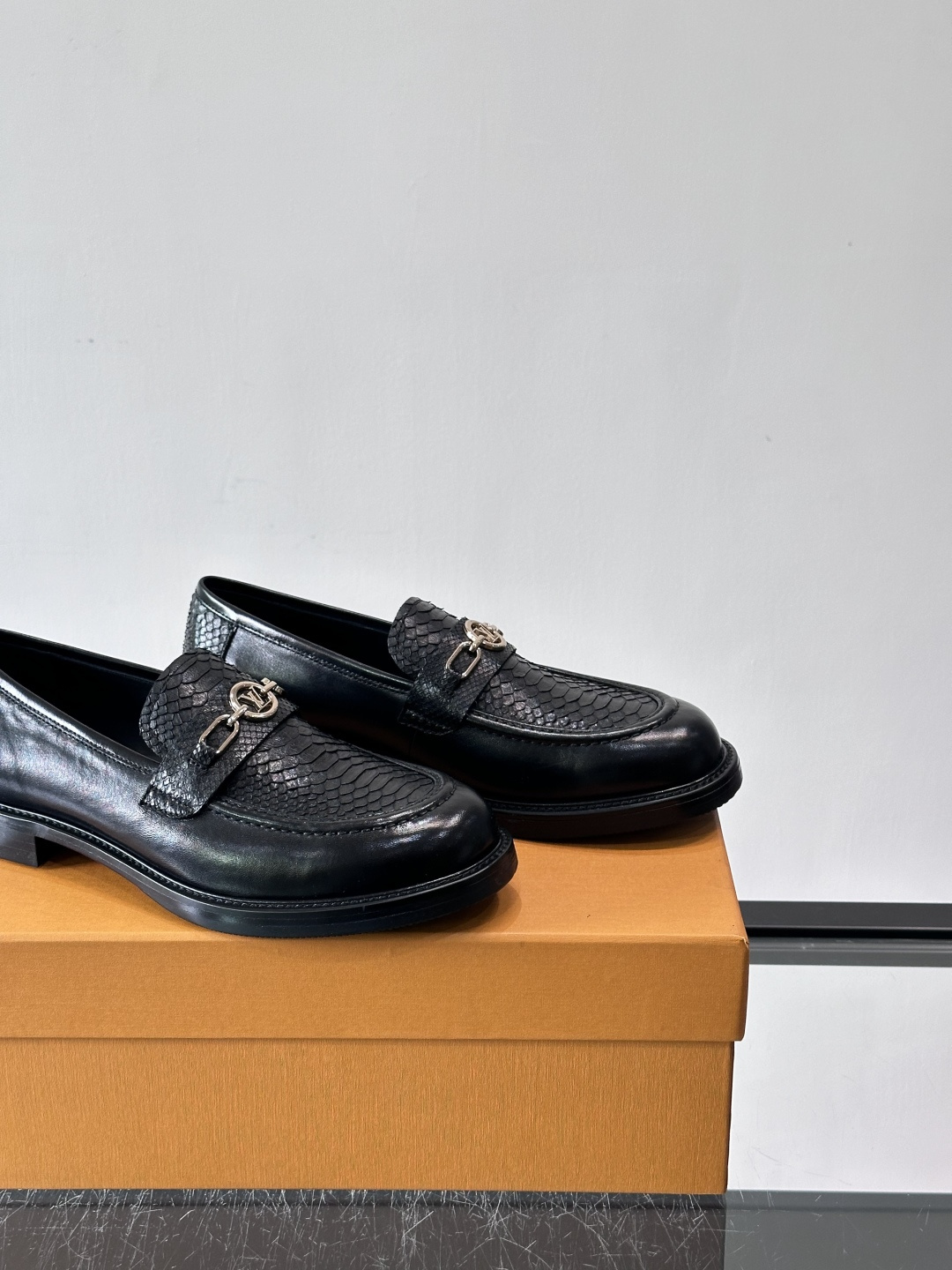 ◾️▫️L.v~高端男士正装休闲皮鞋，经典款，高端大气，进口牛皮打造，小牛皮透气内里，真皮大底，顶级品质