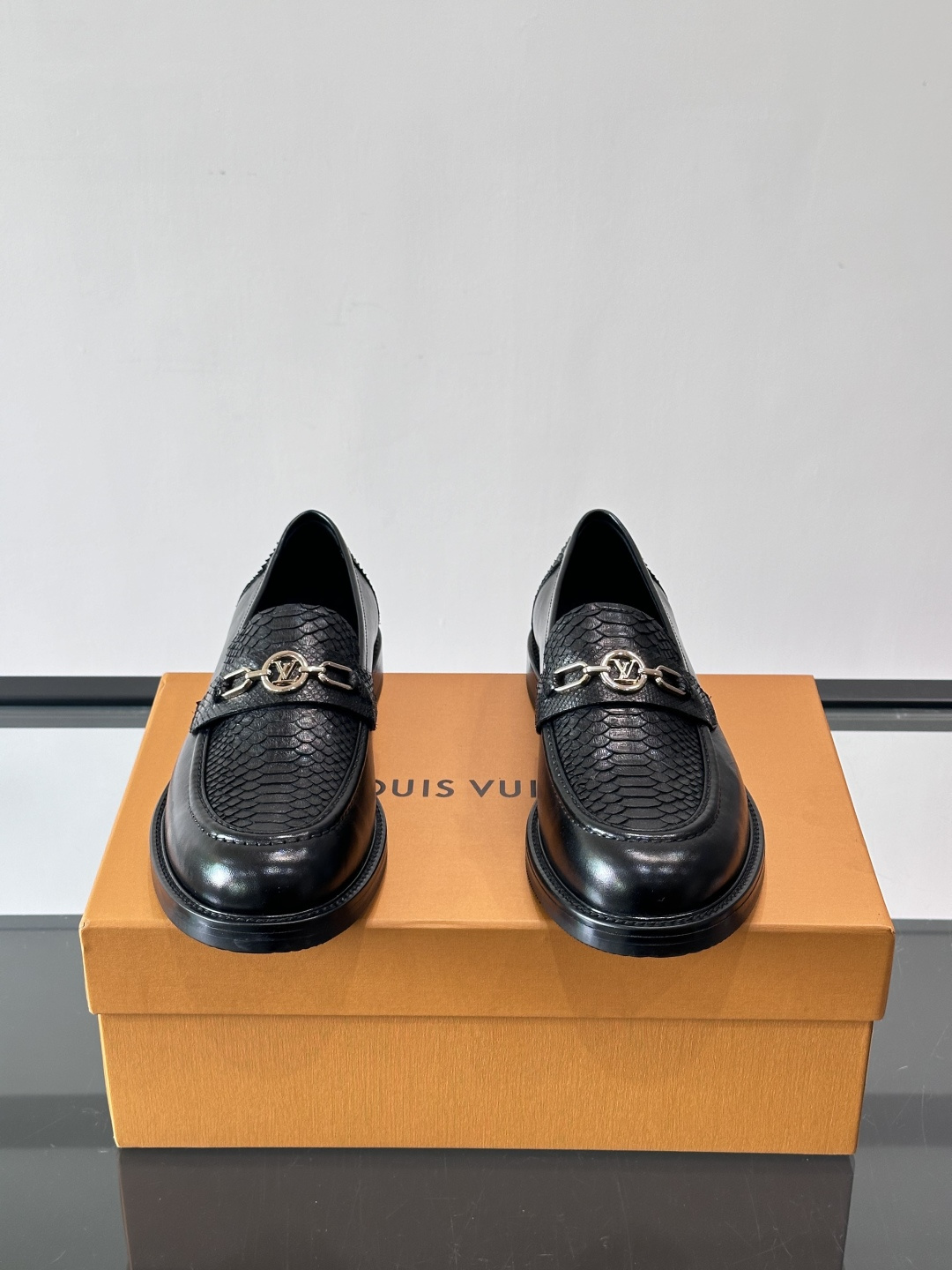 ◾️▫️L.v~高端男士正装休闲皮鞋，经典款，高端大气，进口牛皮打造，小牛皮透气内里，真皮大底，顶级品质