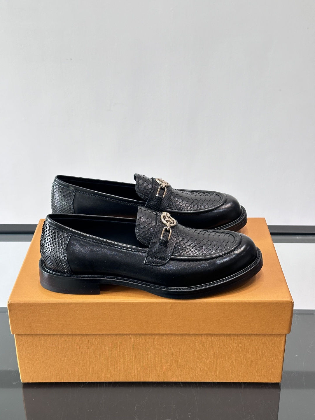 NO:680493,L.v~ High-end men's formal casual leather shoes, classic style, high-end atmosphere, made of imported cowhide, calfskin breathable lining, genuine leather outsole, top quality!  ,size38-44 (45.46 customized),,cowhide,Leather soles19860909L.v~高端男士正装休闲皮鞋,经典款,高端大气,进口牛皮打造,小牛皮透气内里,真皮大底,顶级品质！ ,size38-44（45.46定制）,,cowhide,Leather soles,Men's shoes